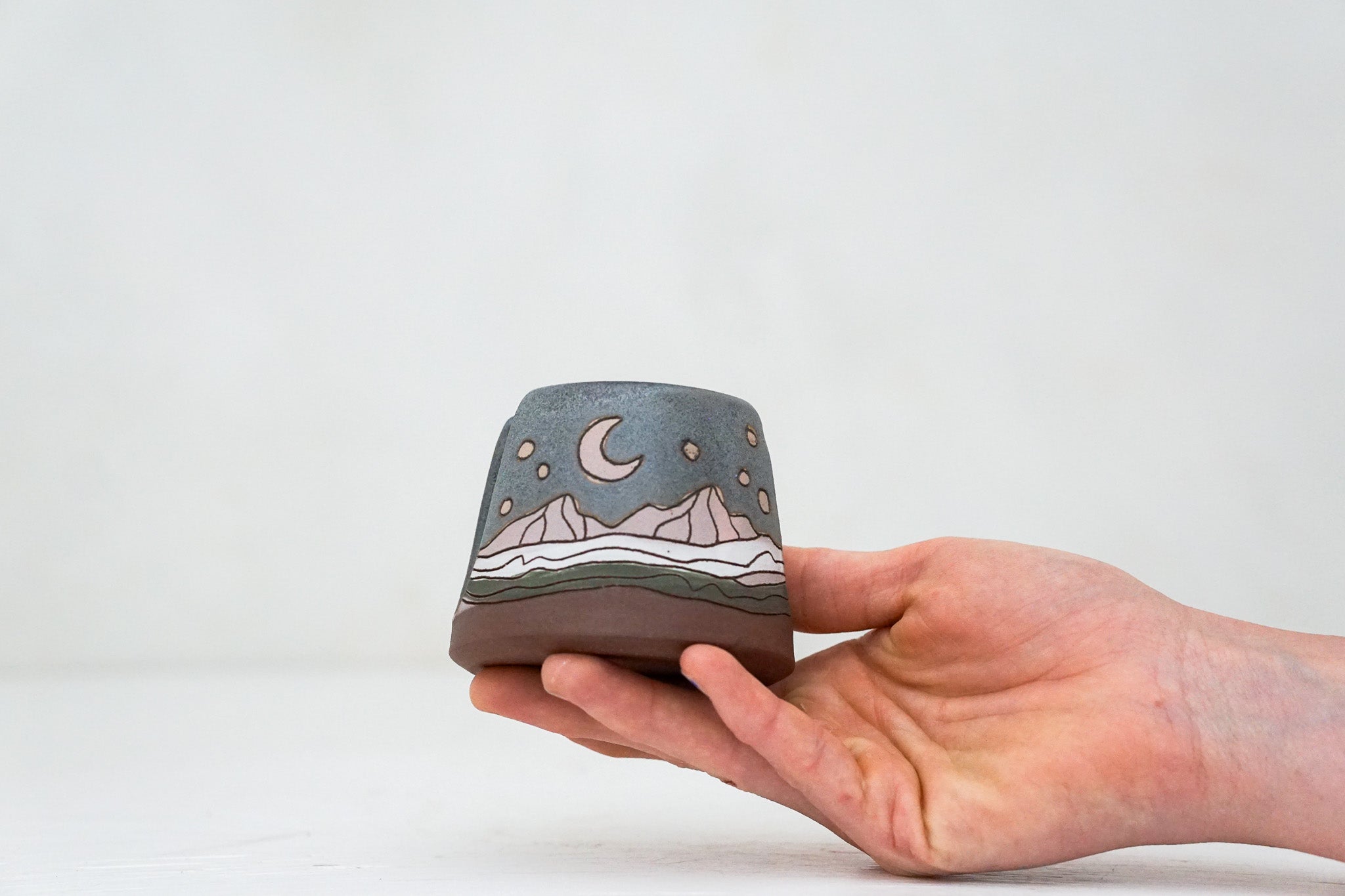 Mountain sponge holder in Stone