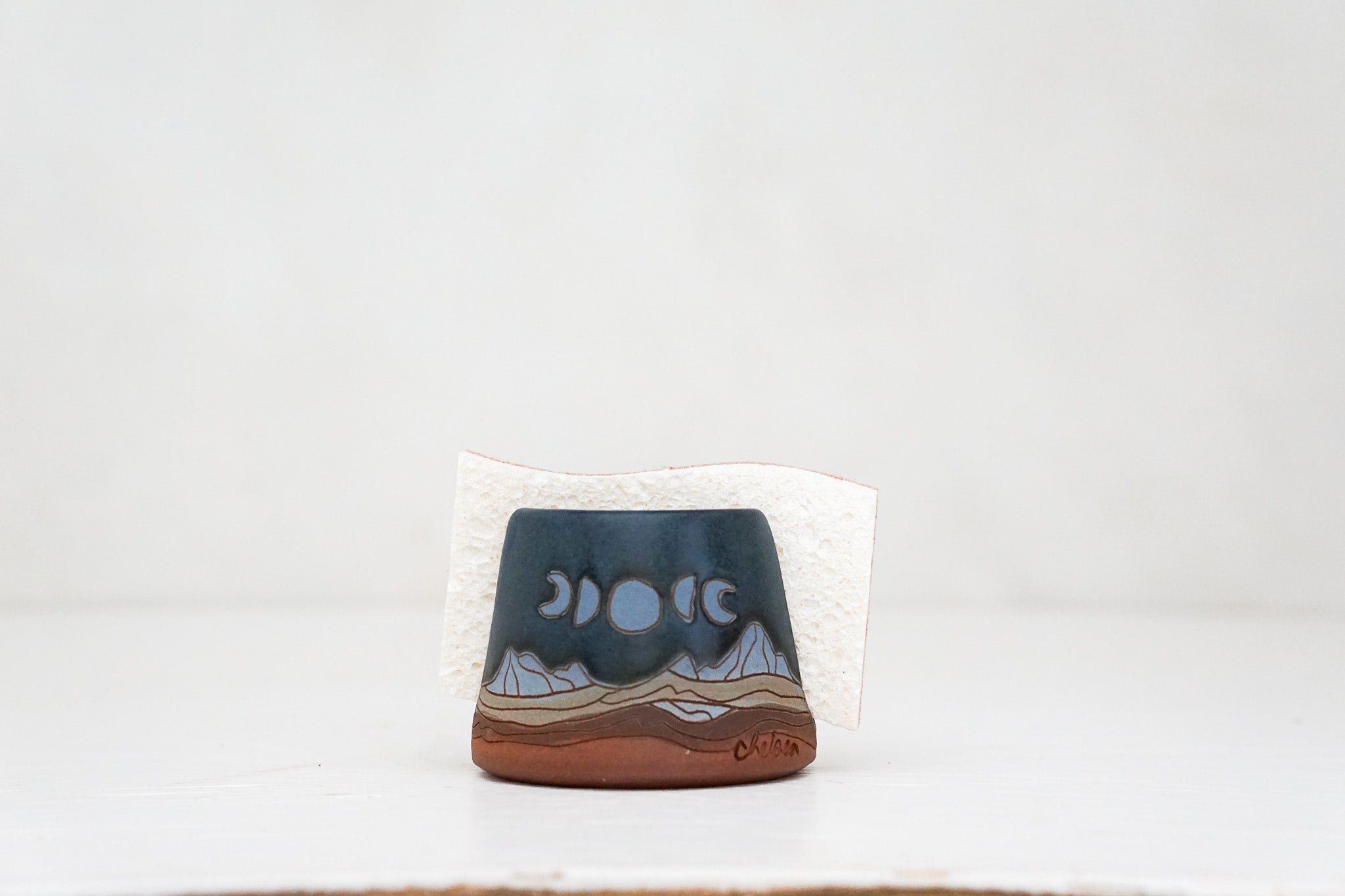 Moonphase sponge holder in Darby