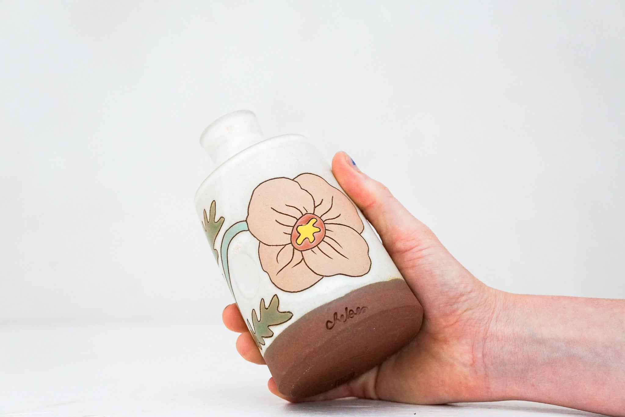 Popppy Bottle vase in Bone