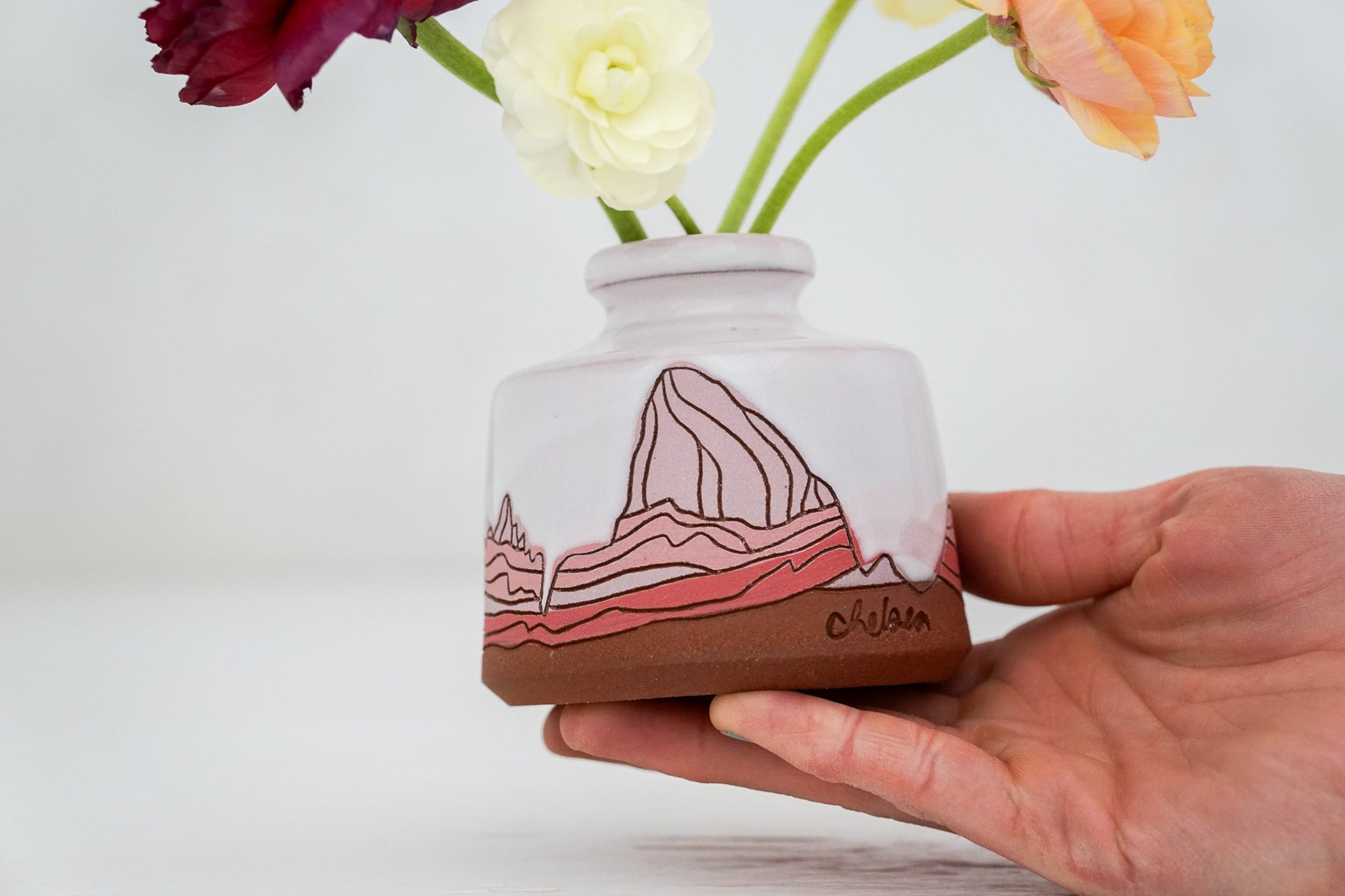 E Teton pink in White Budvase*
