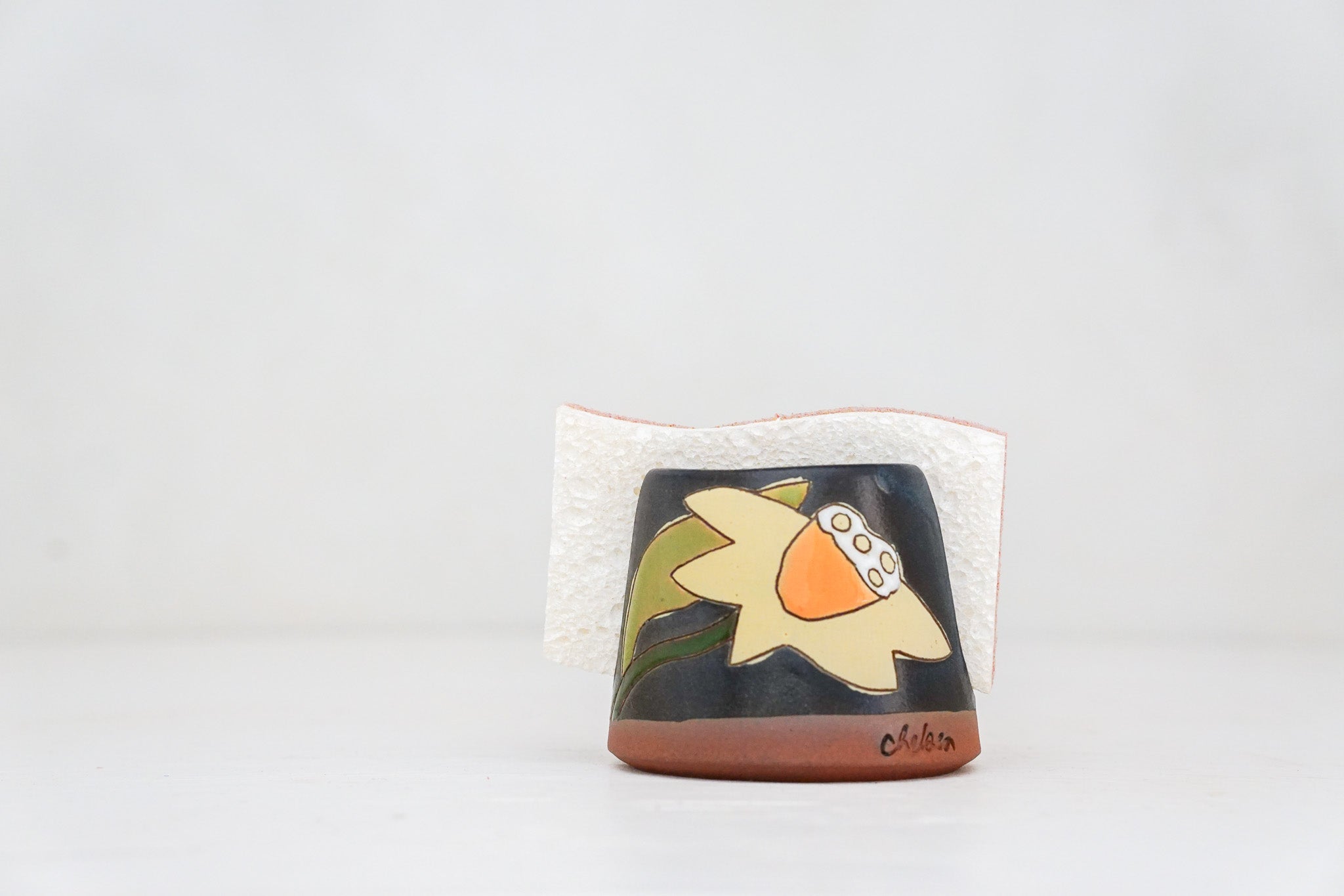 Daffodil Sponge Holder in Darby