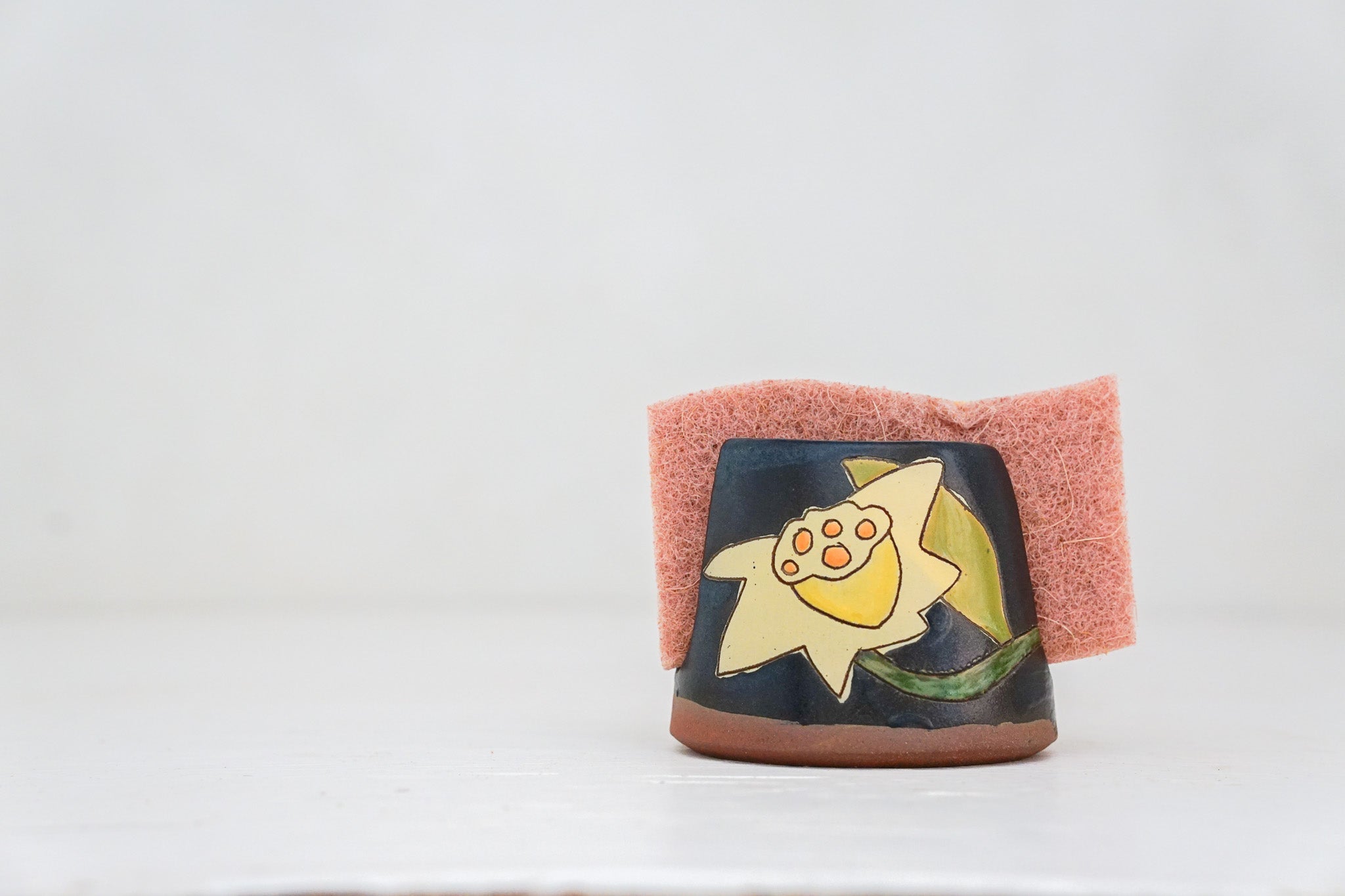 Daffodil Sponge Holder in Darby