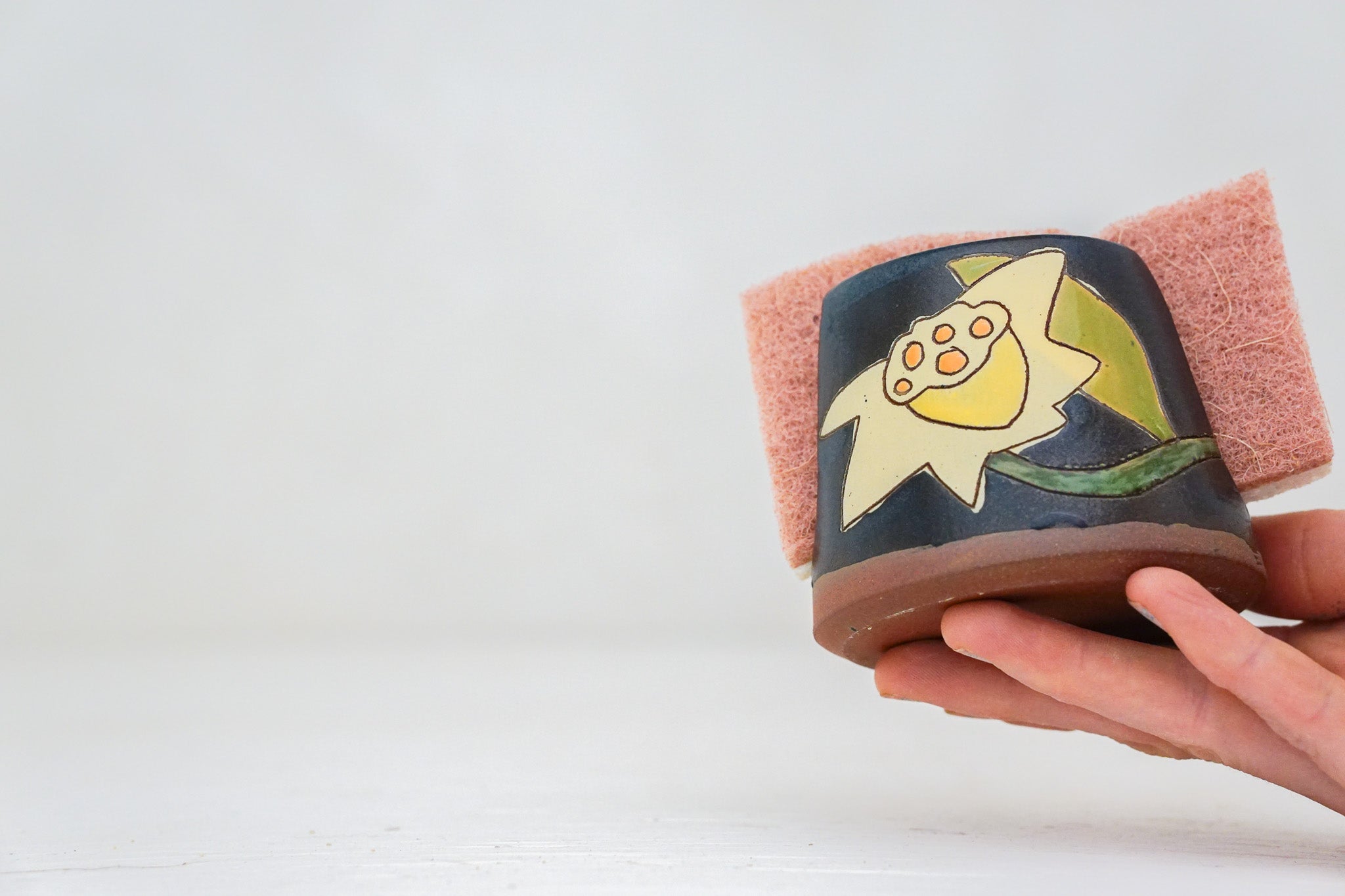 Daffodil Sponge Holder in Darby