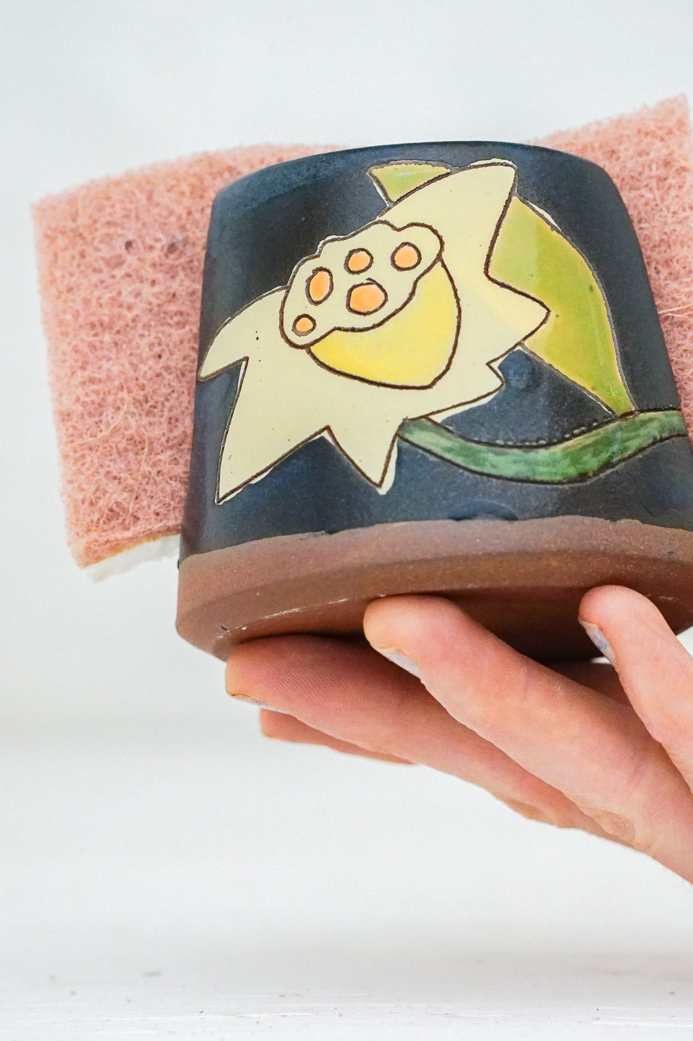 Daffodil Sponge Holder in Darby