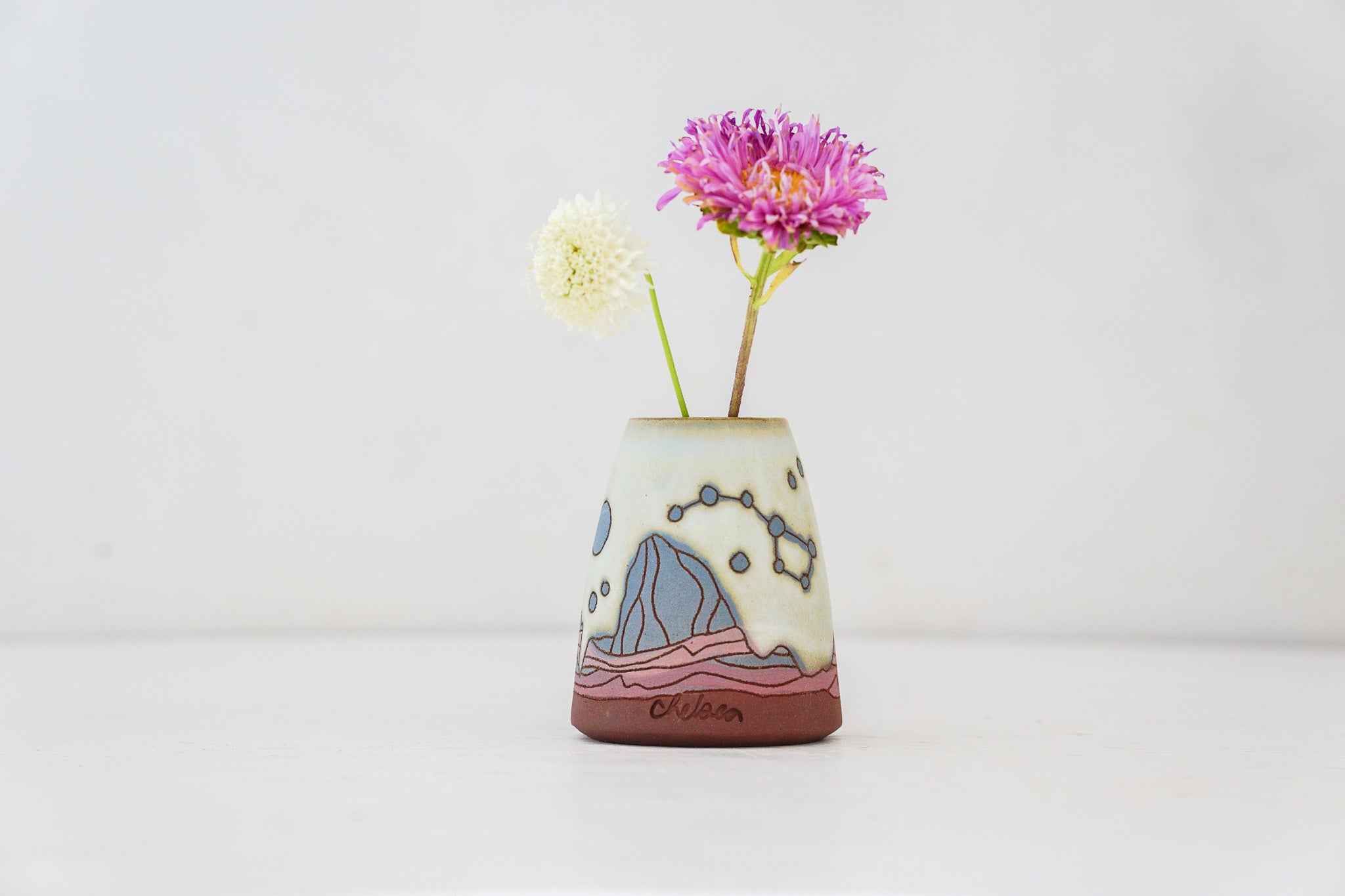 W Teton Stars Bud vase in Bone