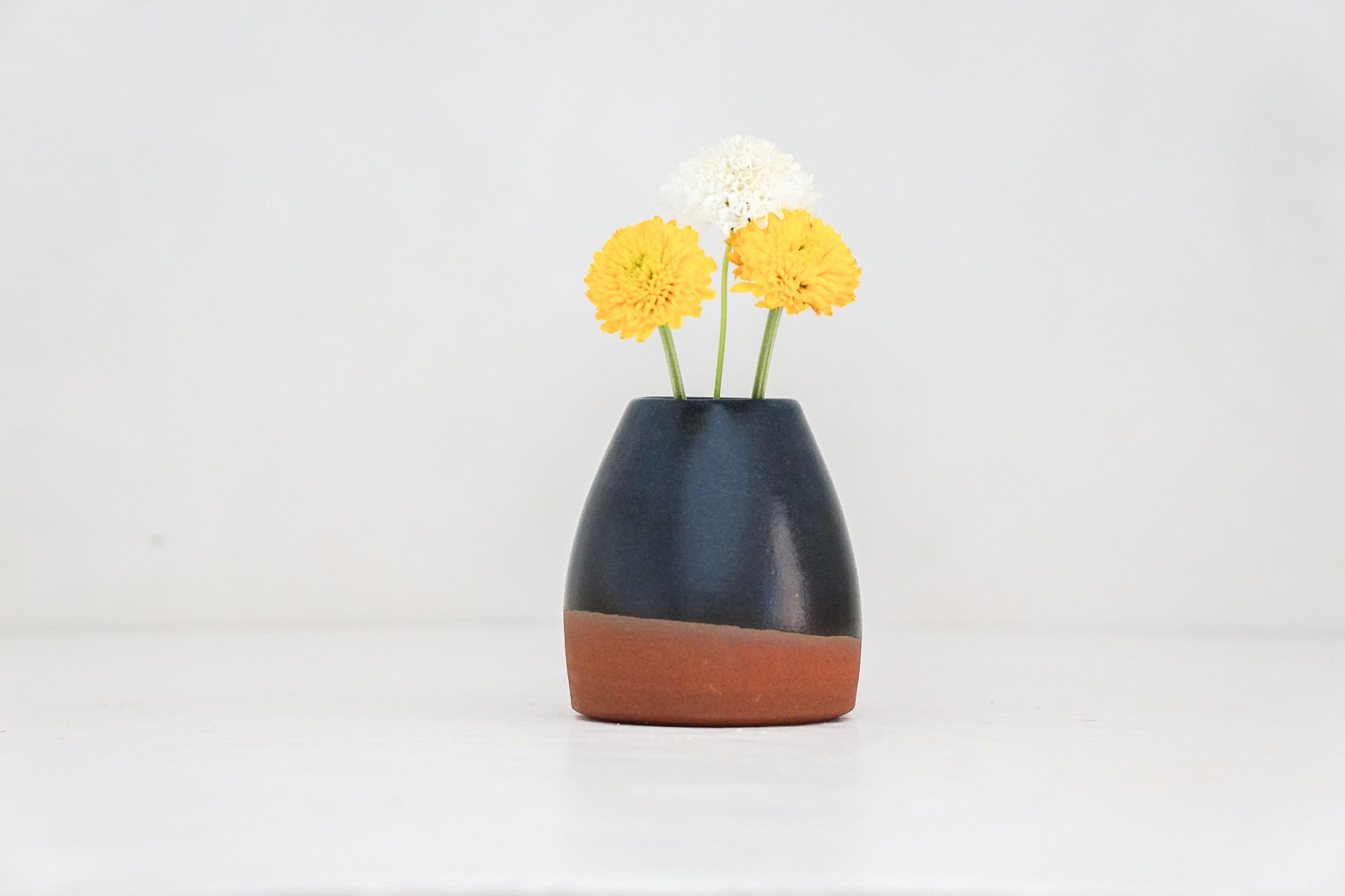 Plump Daisy Bud vase in Darby