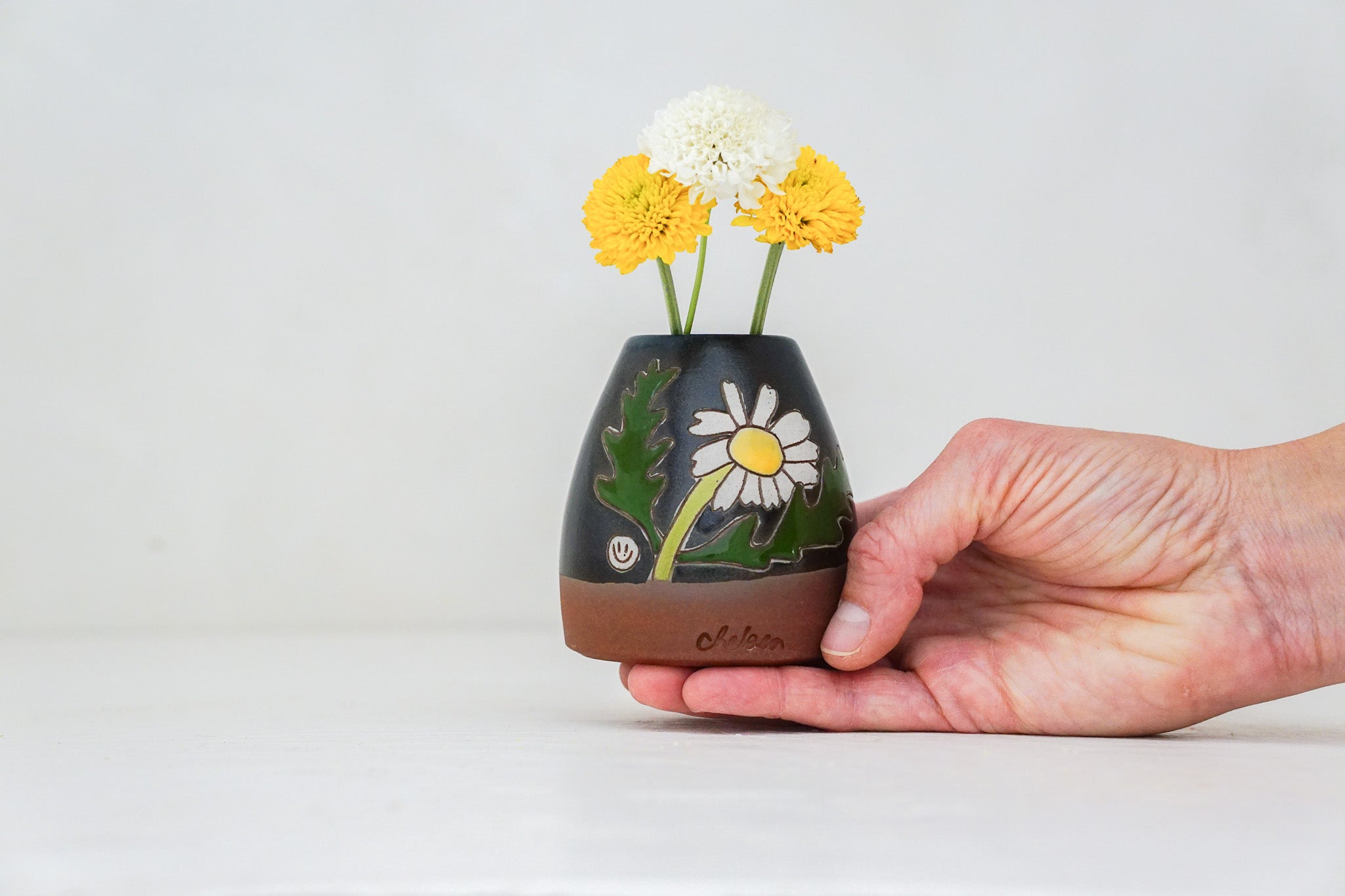 Plump Daisy Bud vase in Darby