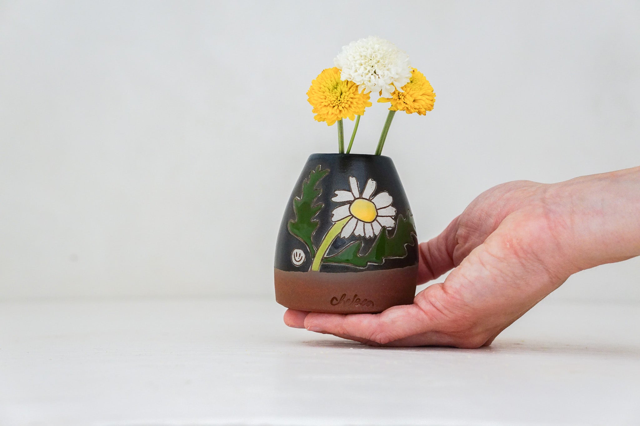 Plump Daisy Bud vase in Darby