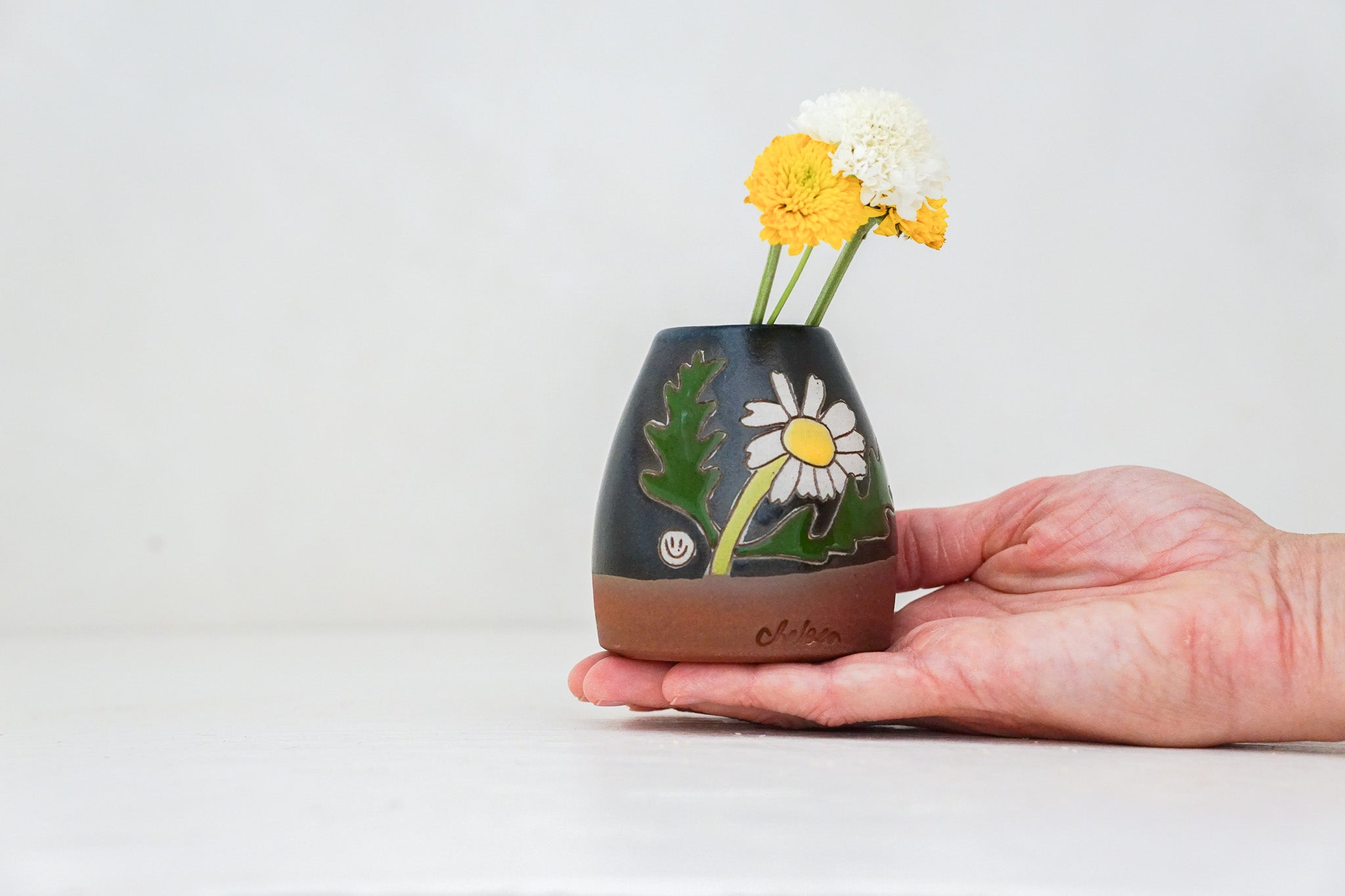 Plump Daisy Bud vase in Darby