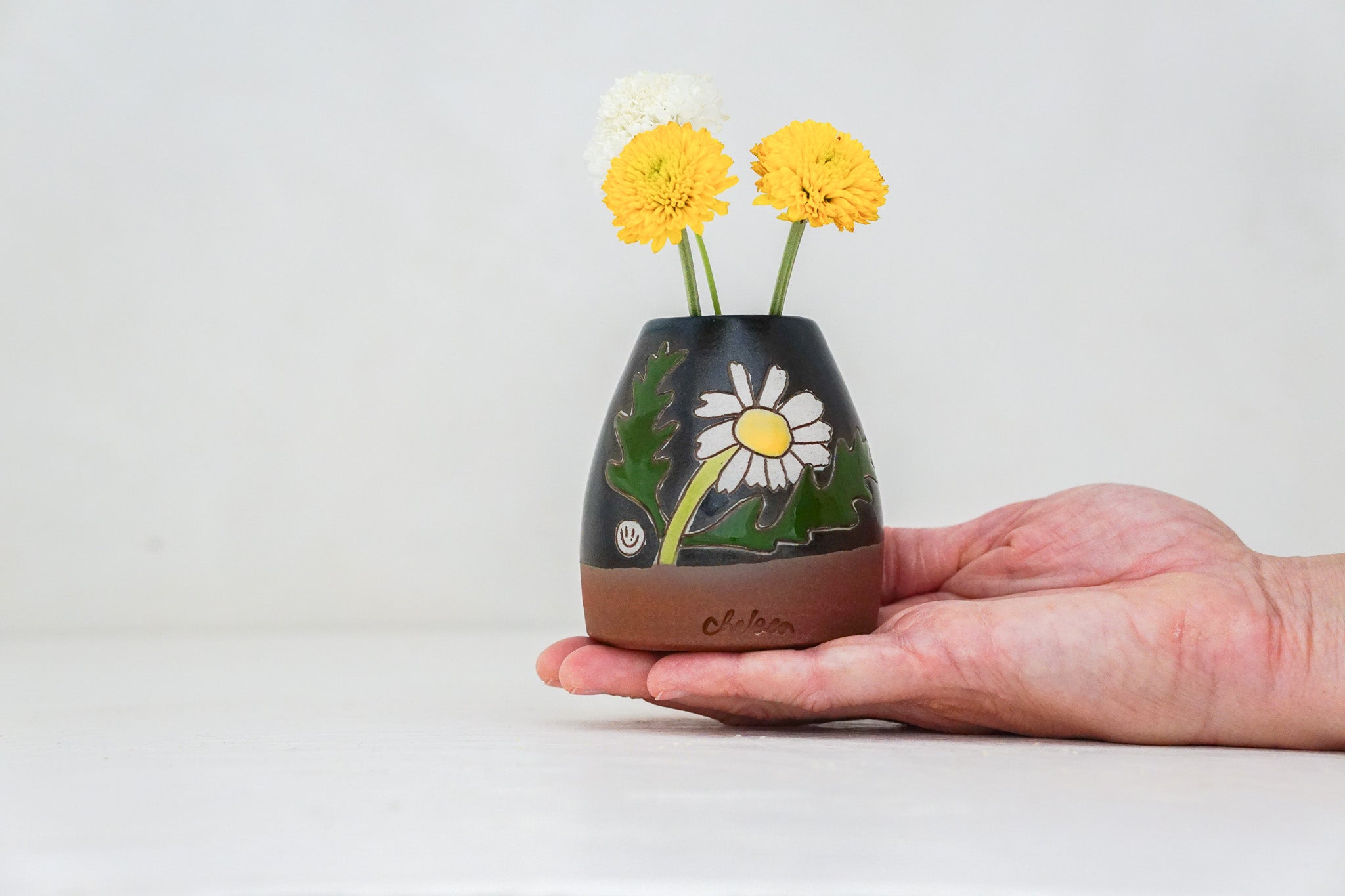 Plump Daisy Bud vase in Darby