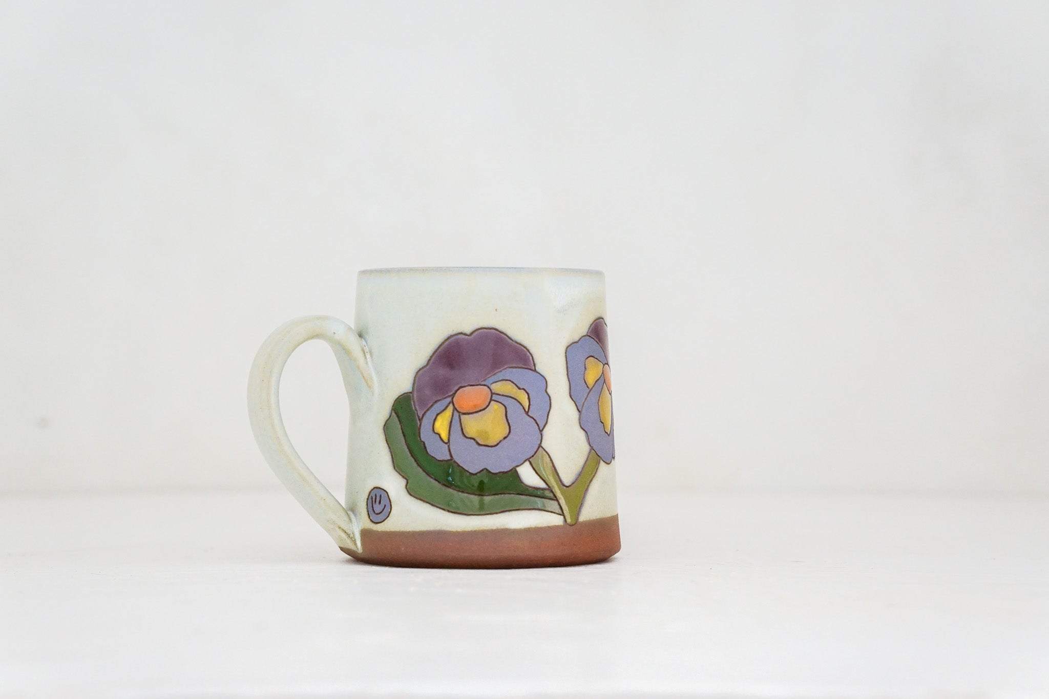 Pansy mug in Bone