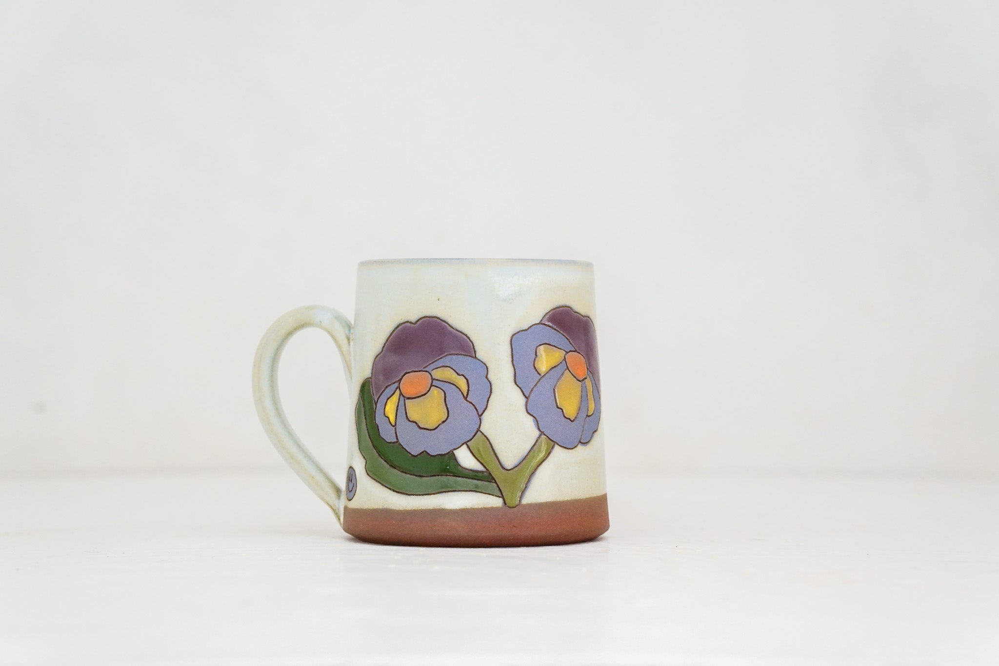 Pansy mug in Bone