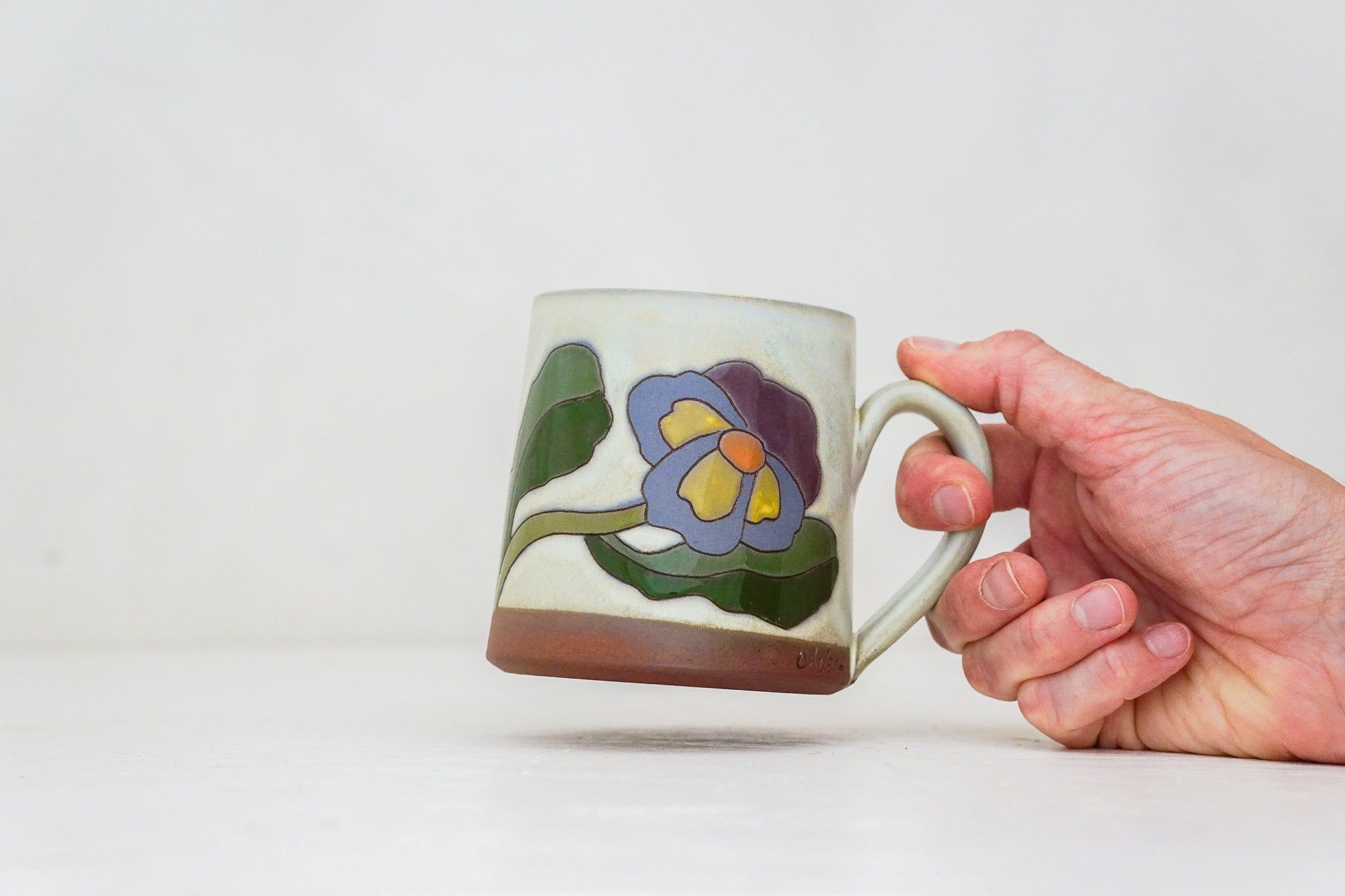 Pansy mug in Bone