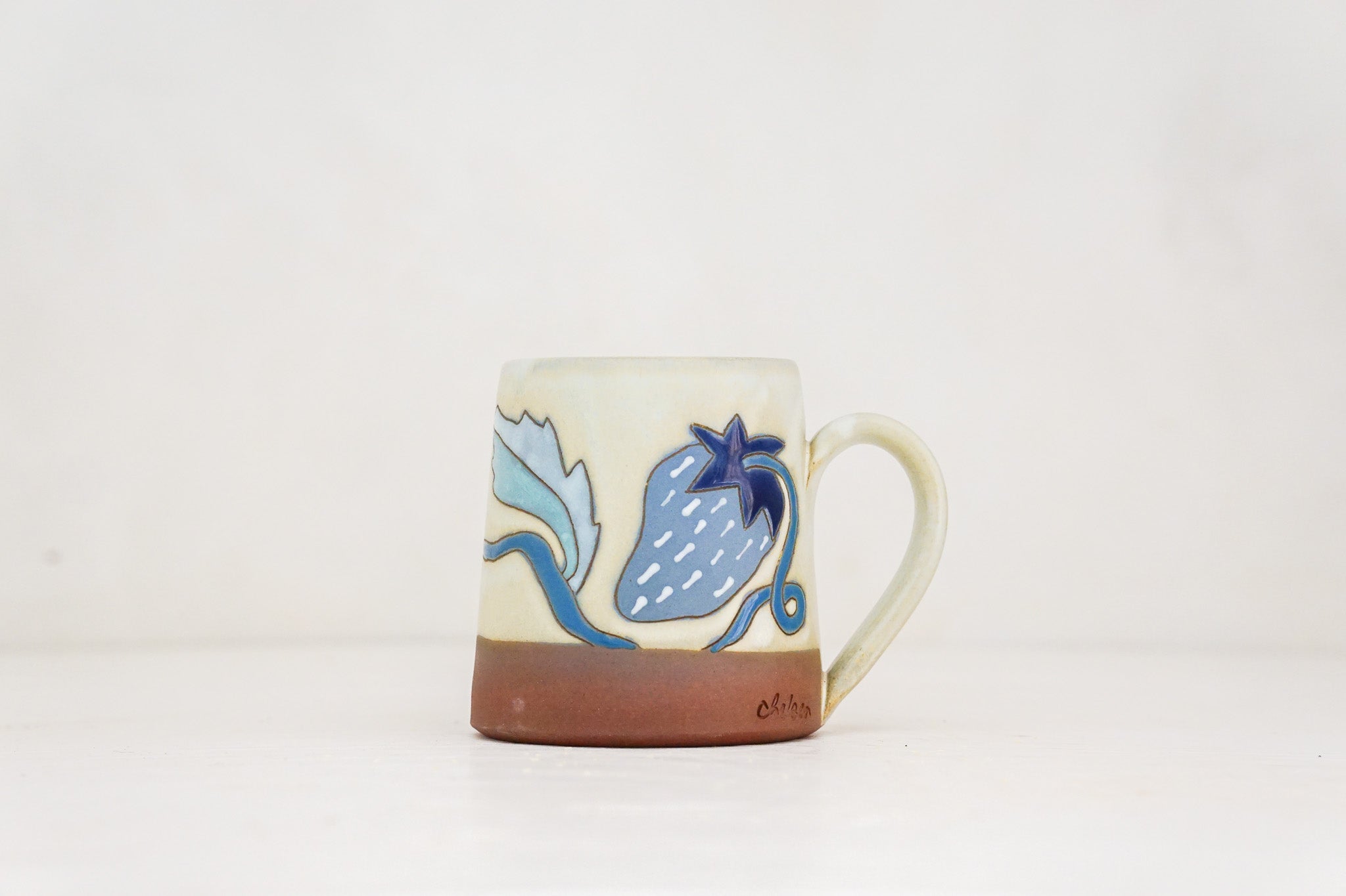Blue Strawberry mug in Bone