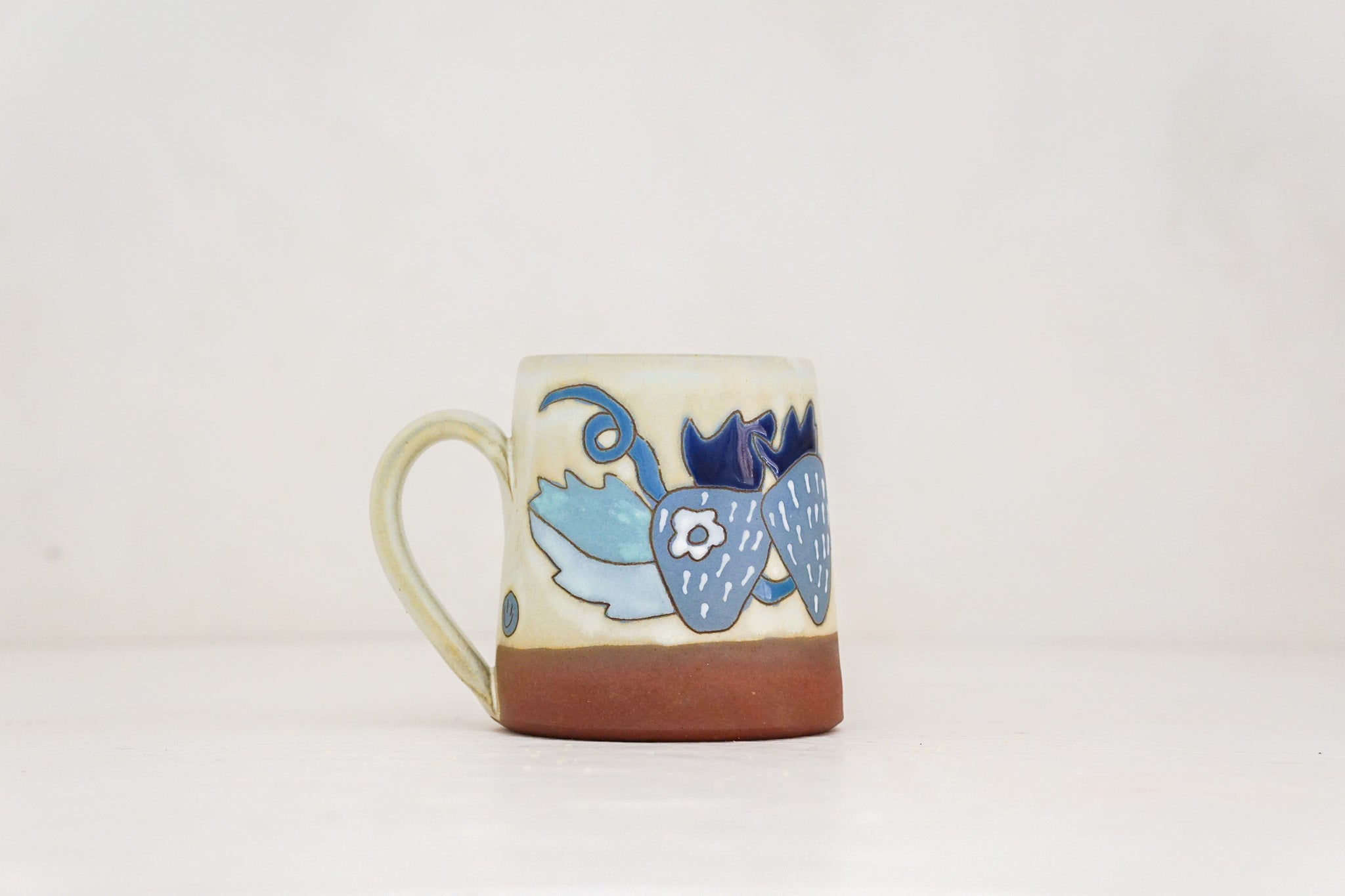 Blue Strawberry mug in Bone