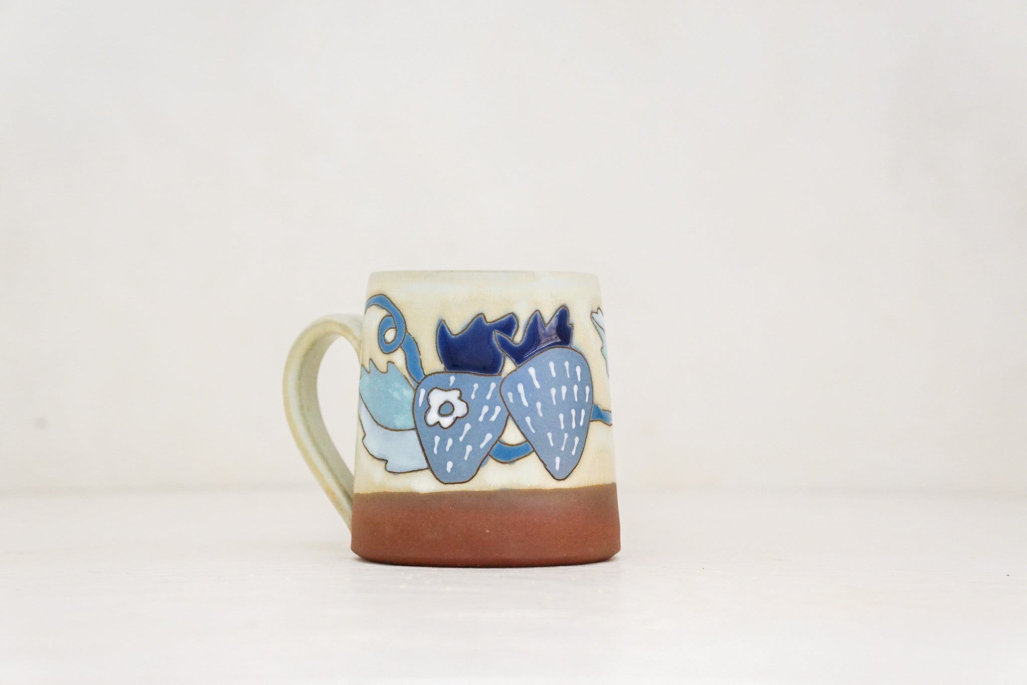 Blue Strawberry mug in Bone