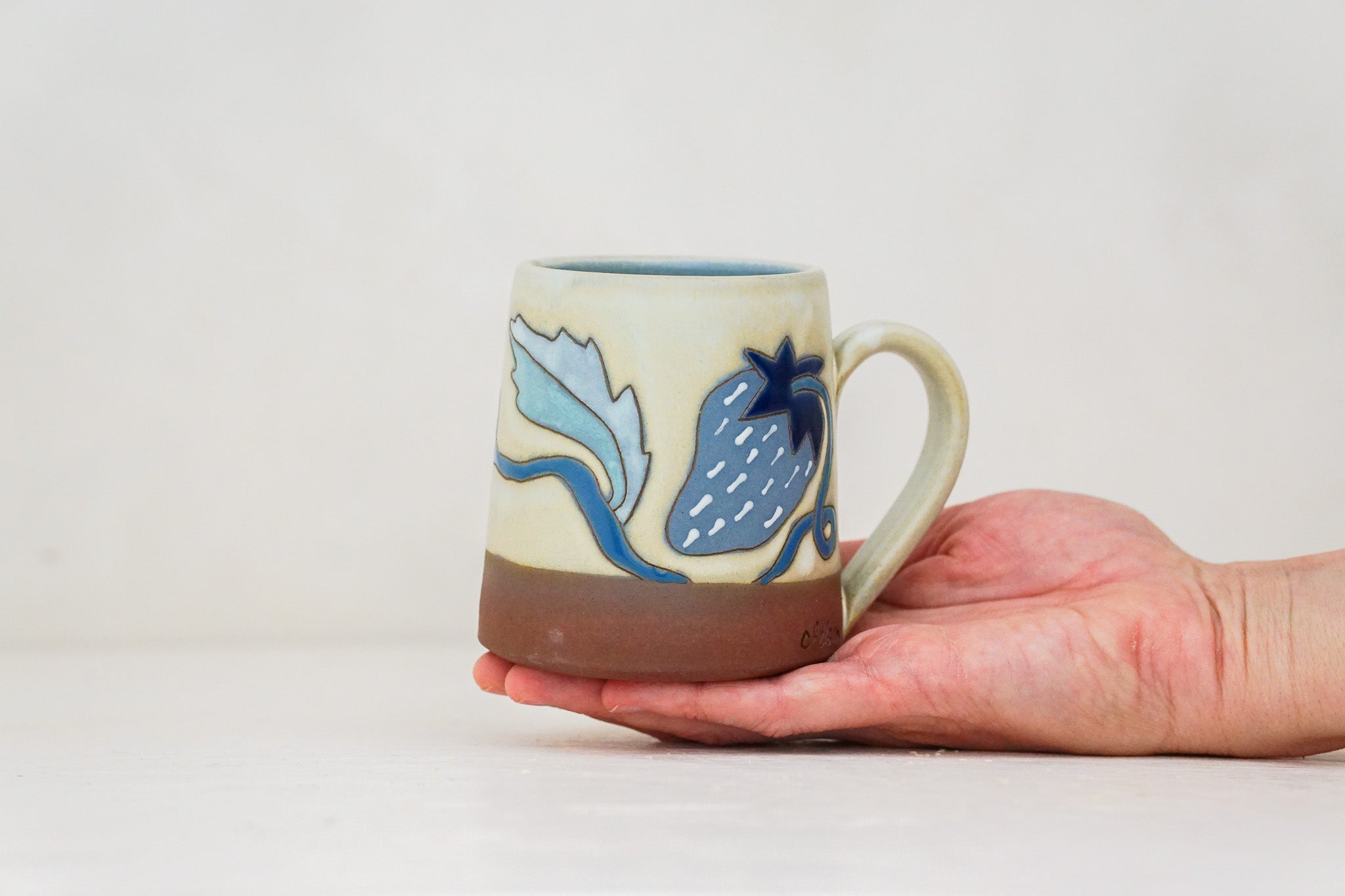 Blue Strawberry mug in Bone