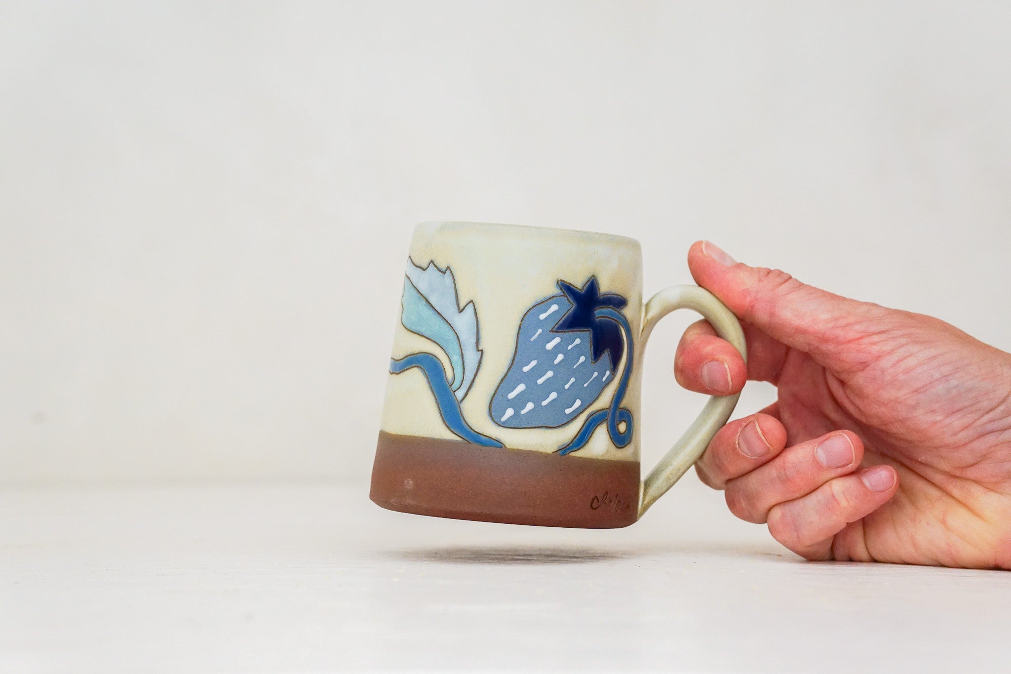 Blue Strawberry mug in Bone