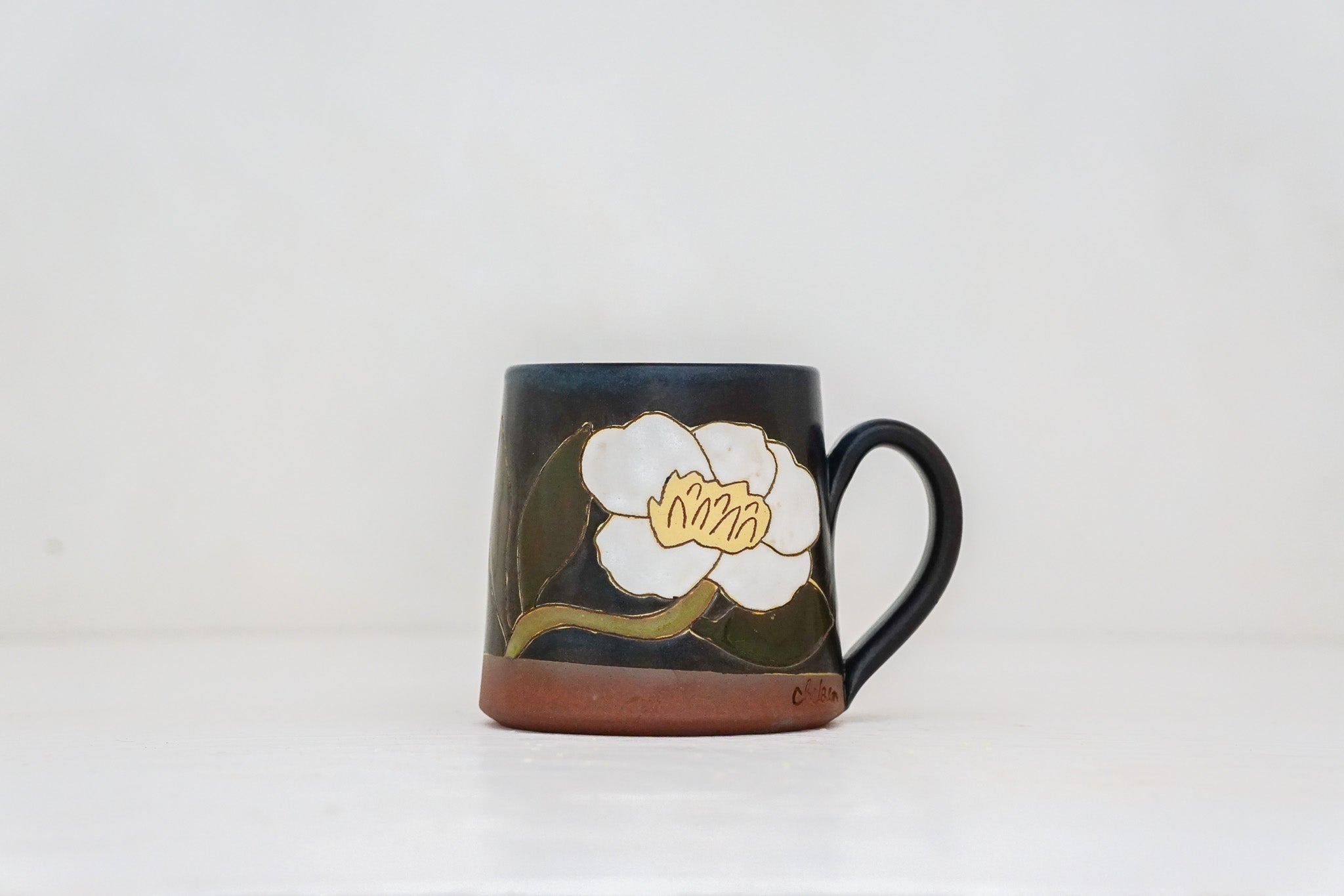 White Flower mug in Darby