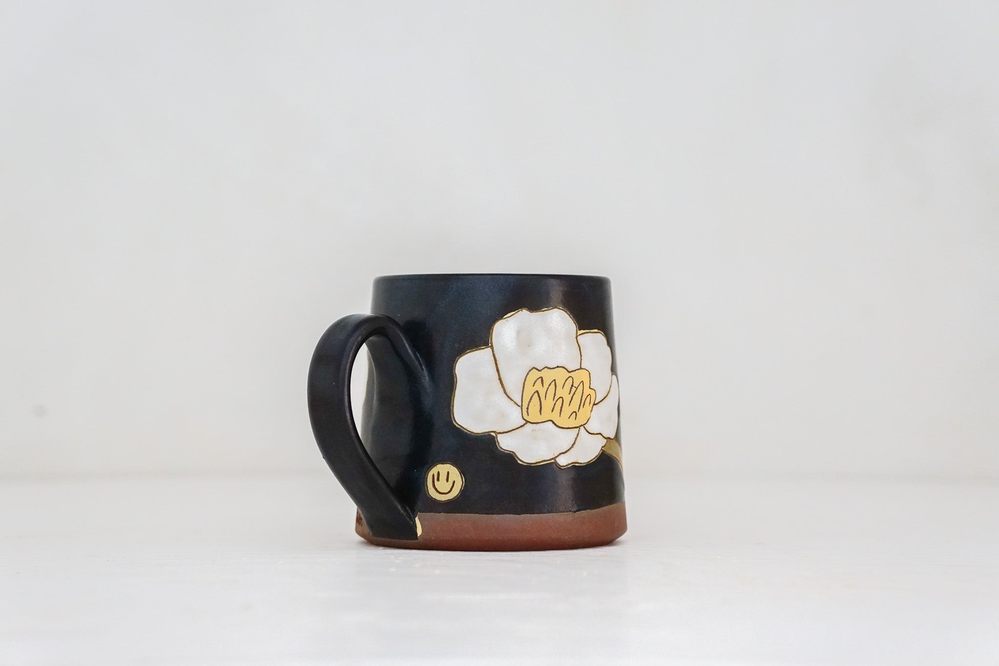 White Flower mug in Darby