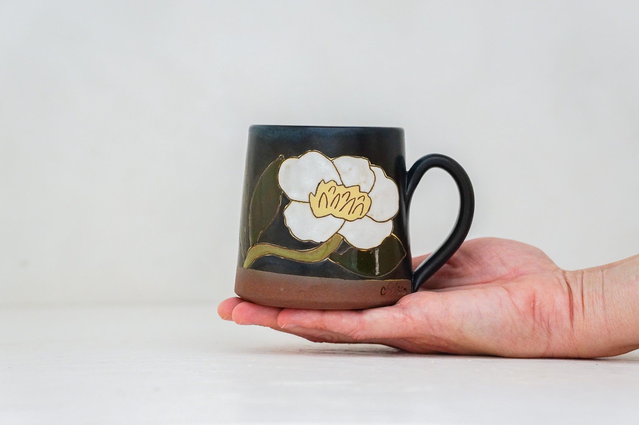 White Flower mug in Darby