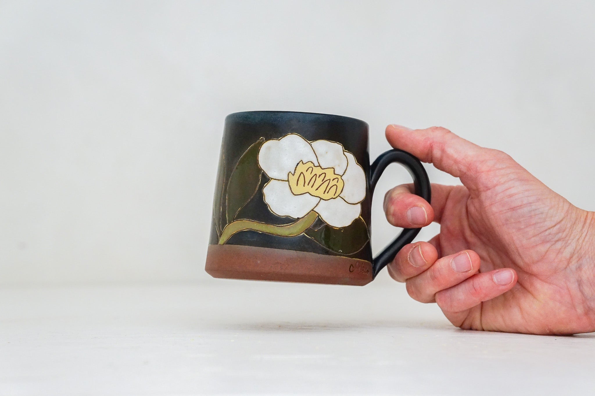 White Flower mug in Darby