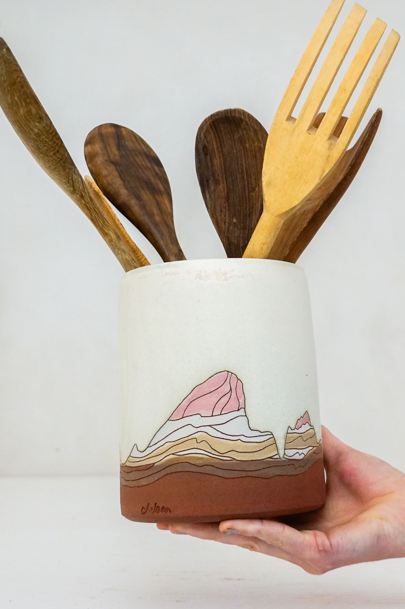 E Teton Neapolitan Utensil Holder in Bone
