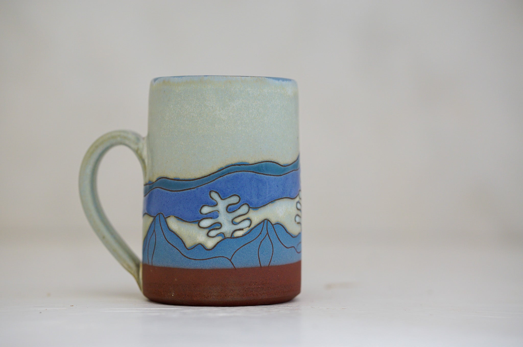 Skylines W Teton Tall mug blues in Bone