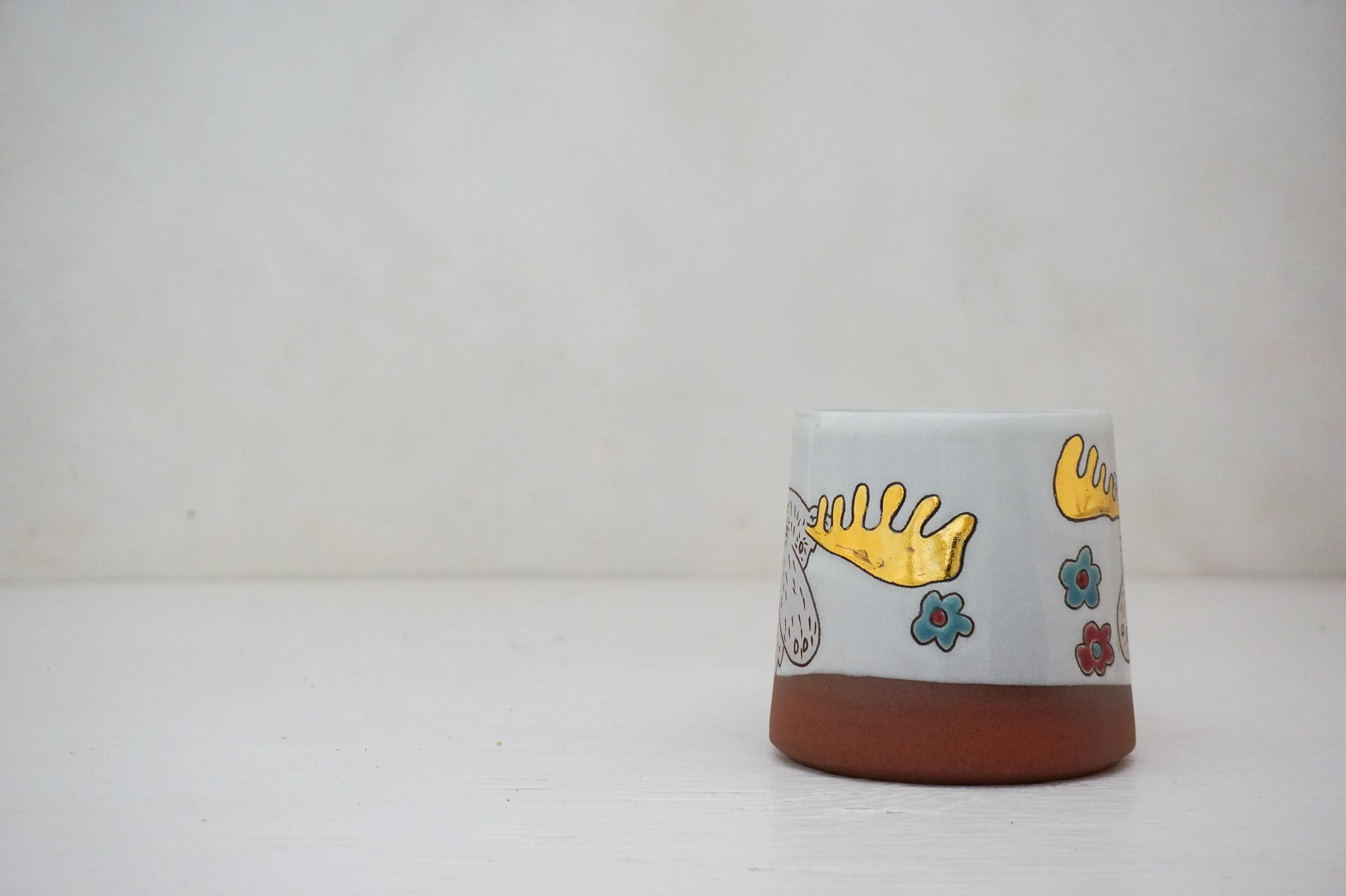 GOLD Moose flower mug in White