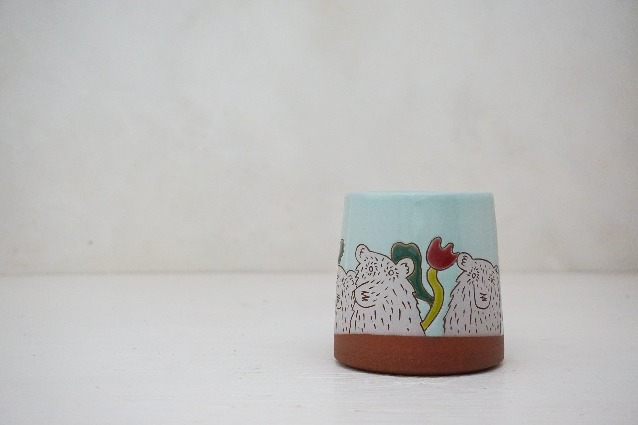 Bears & Tulips mug in Ira blue