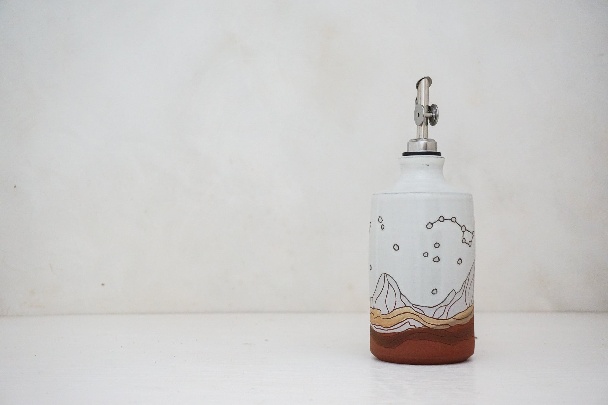 E Teton Dipper Stars Olive Oil Pour in White