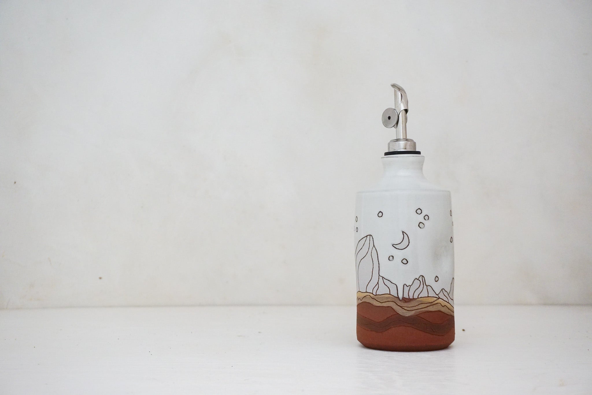 E Teton Dipper Stars Olive Oil Pour in White