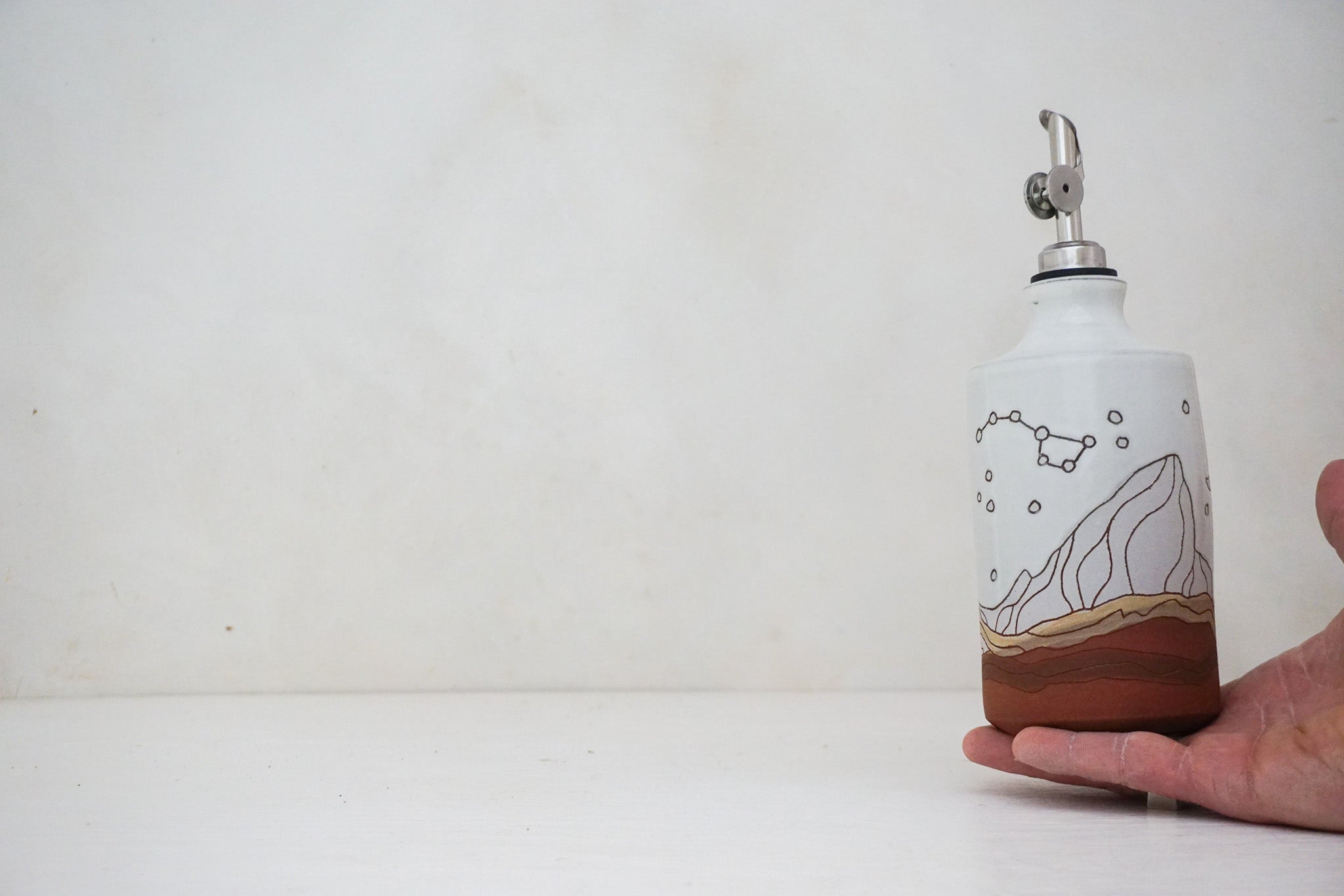 E Teton Dipper Stars Olive Oil Pour in White