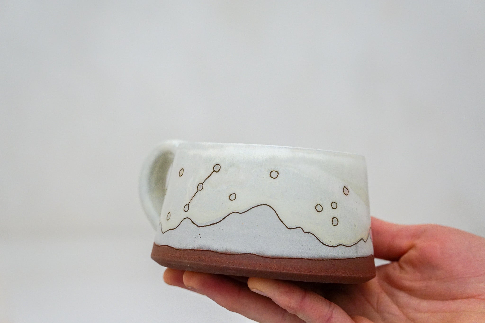 Rainbow Mtns short mug in Bone