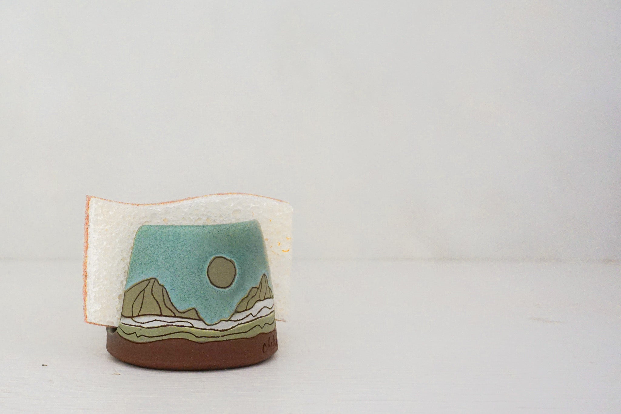 Mountain moon sponge holder in LAKE