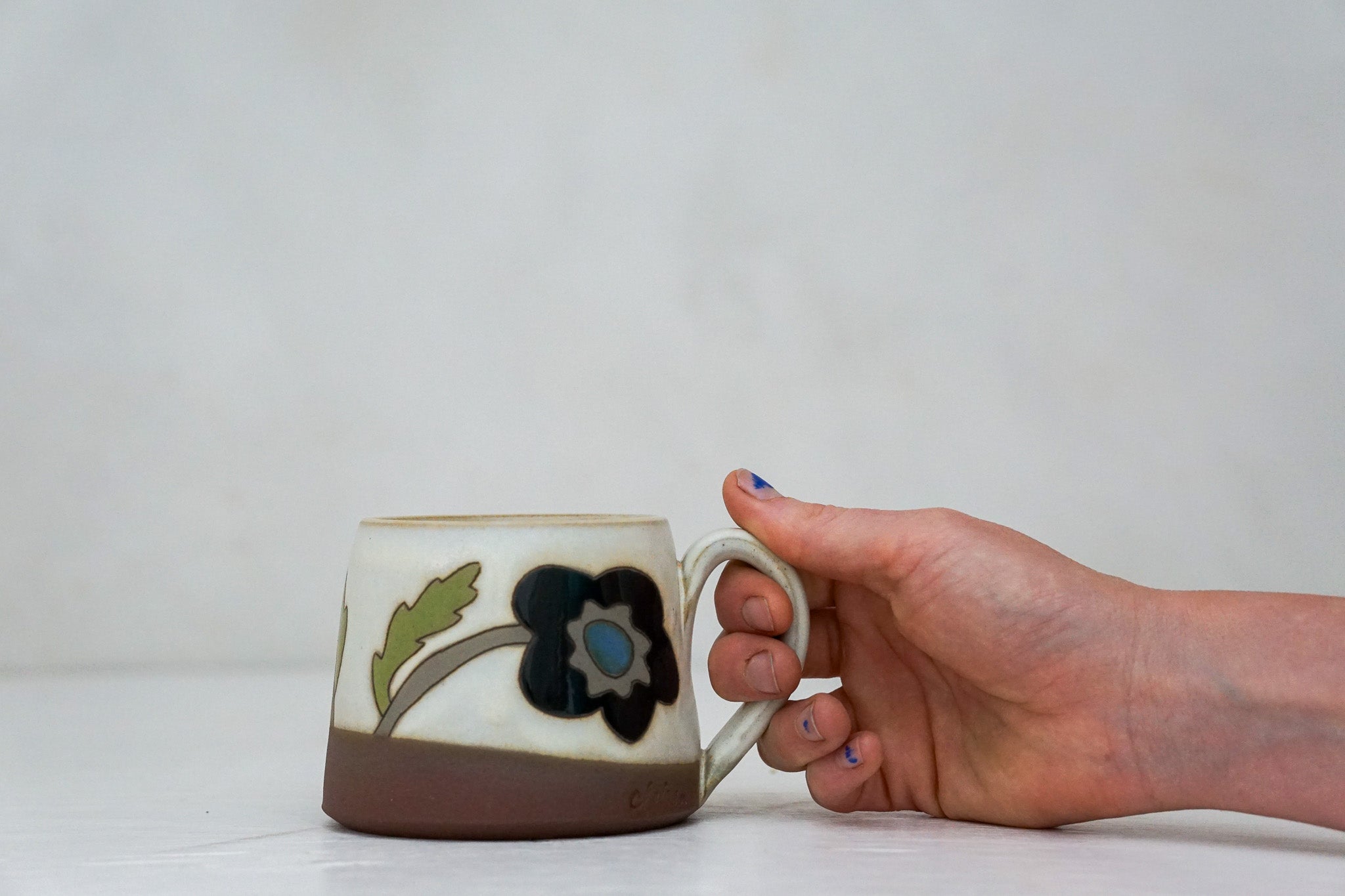 Black flower shortie mug in Bone