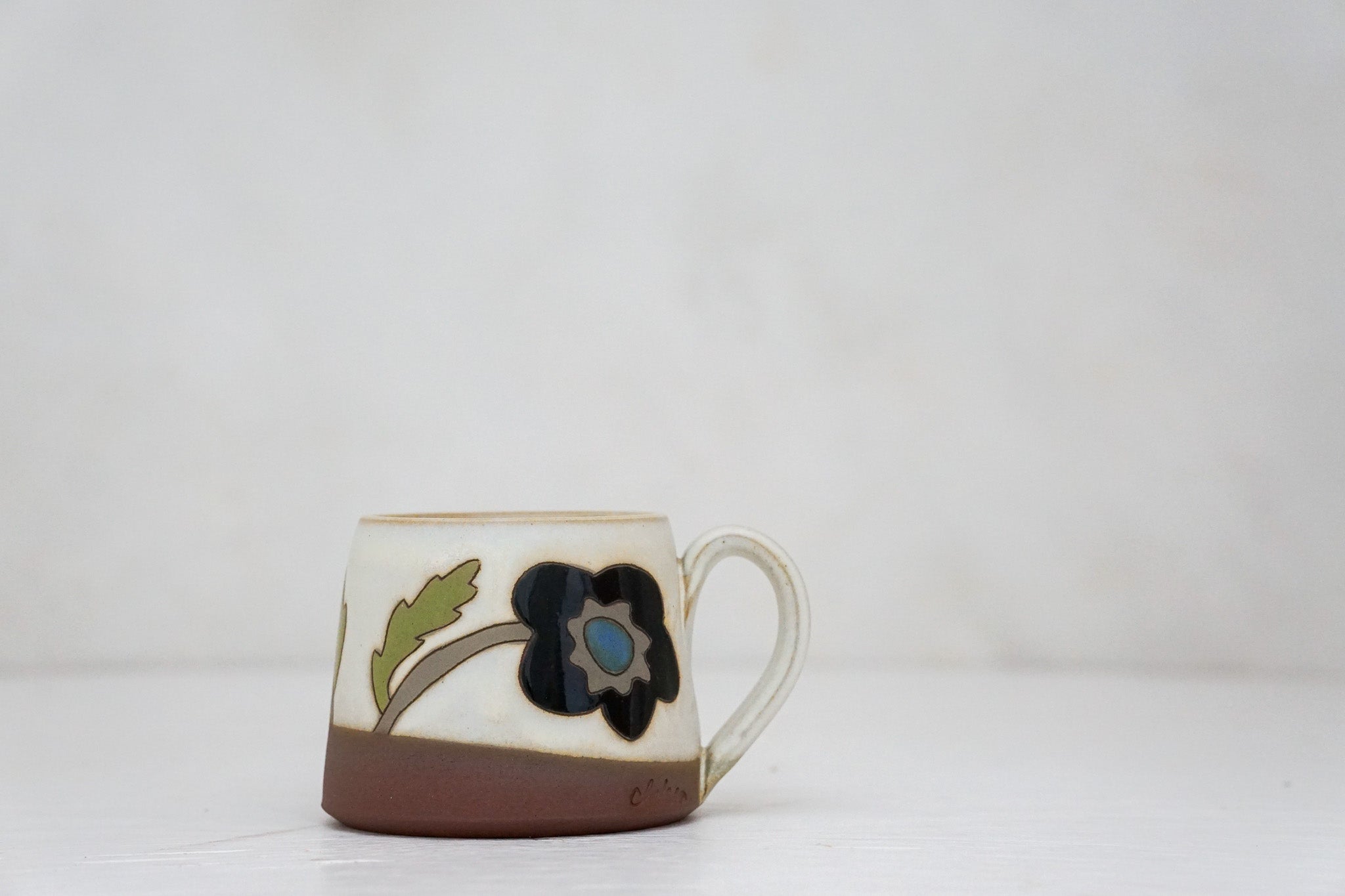 Black flower shortie mug in Bone