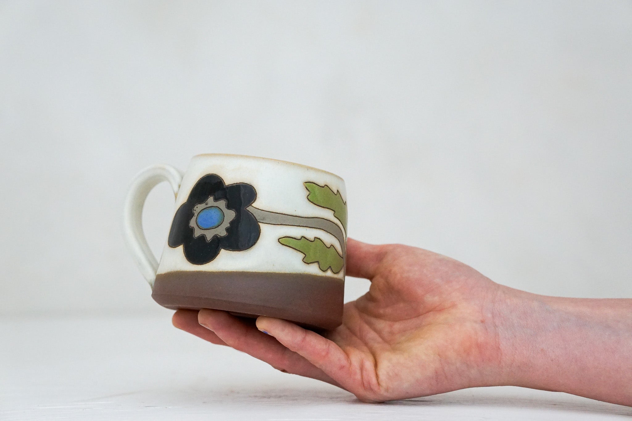 Black flower shortie mug in Bone