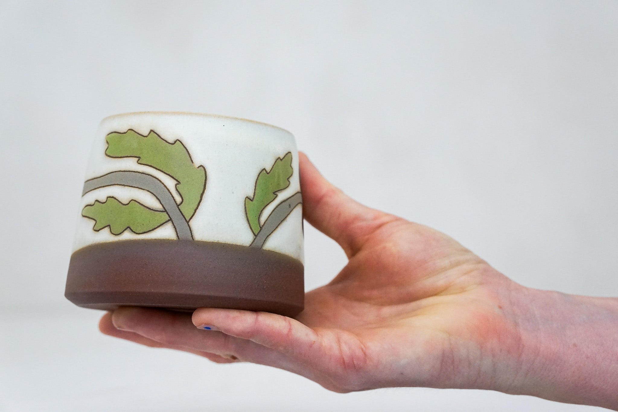 Black flower shortie mug in Bone