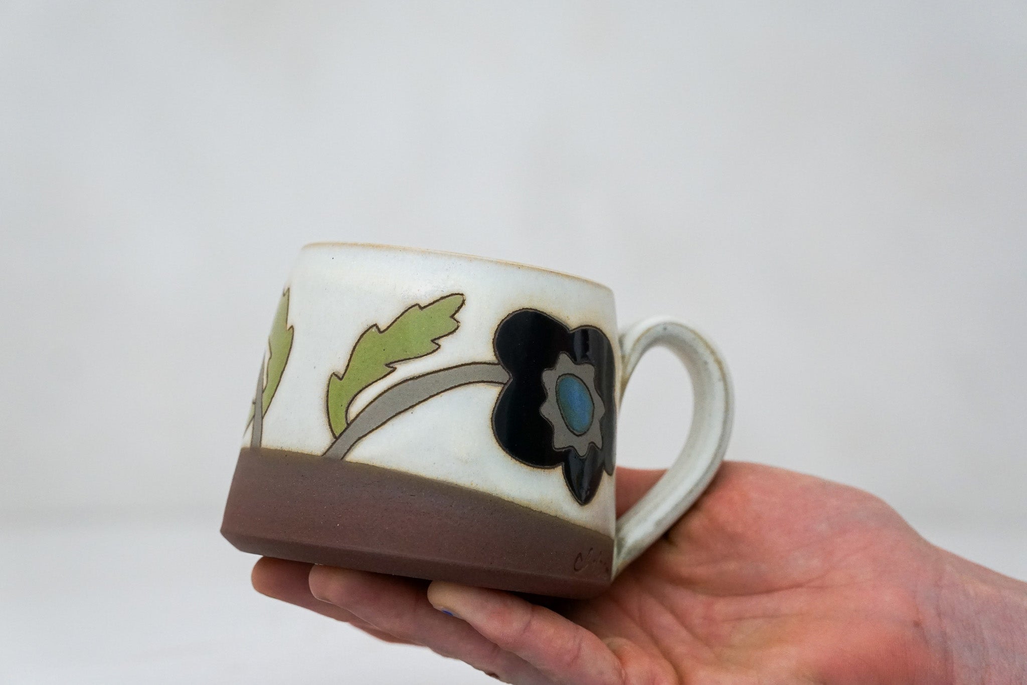 Black flower shortie mug in Bone