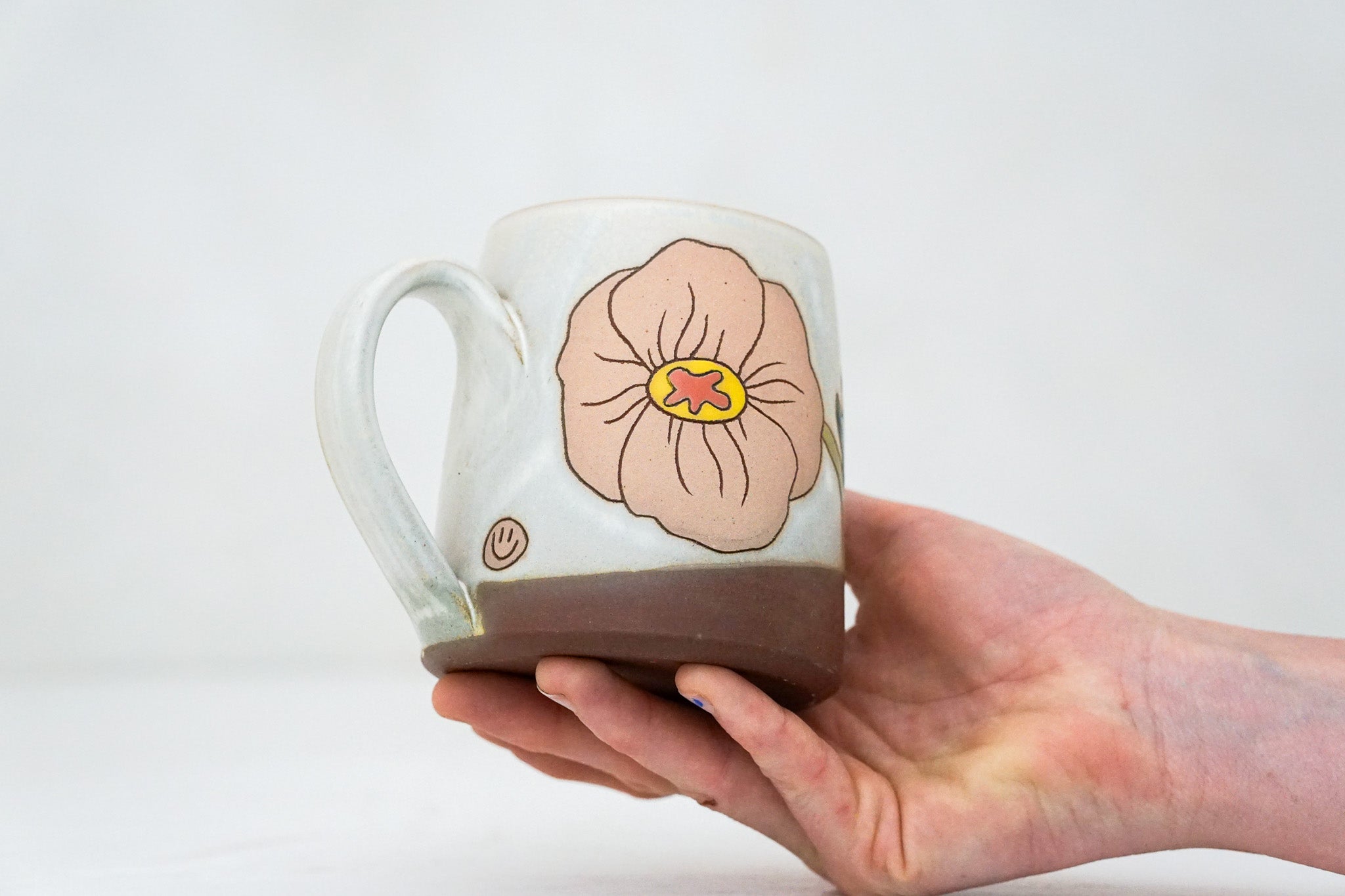 Poppy mug in Bone