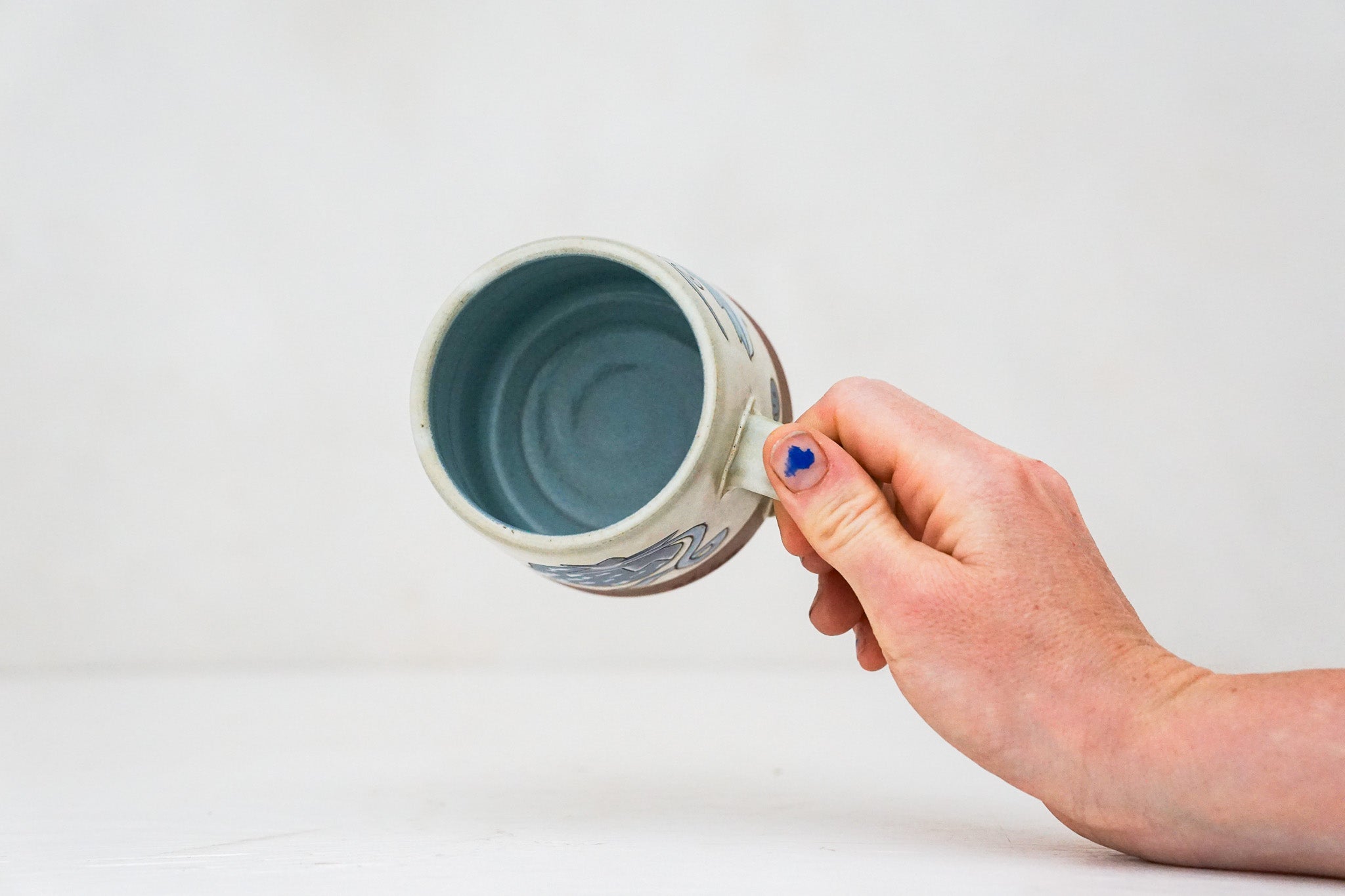 Blue Strawberry mug in Bone