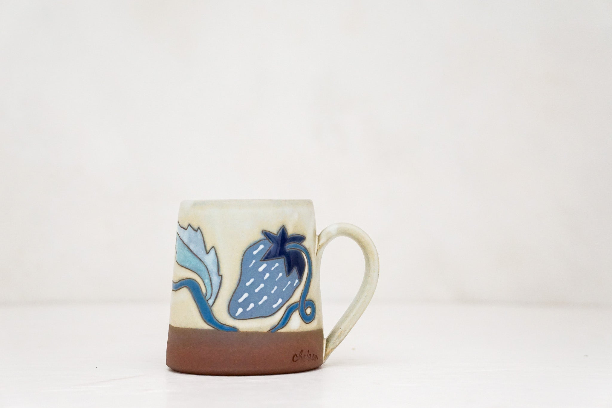 Blue Strawberry mug in Bone