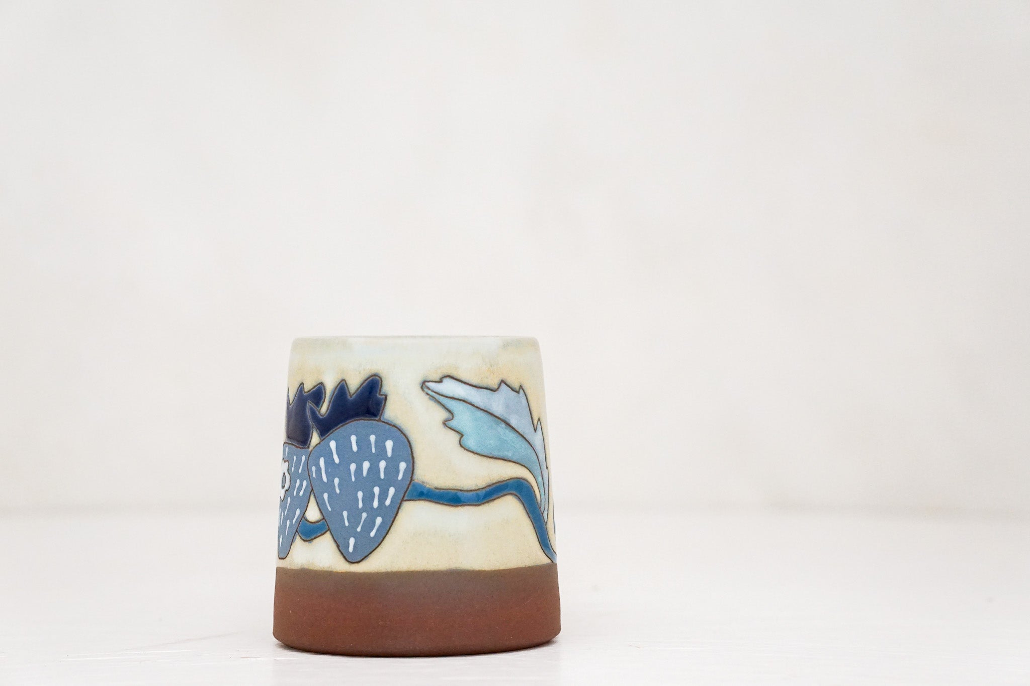 Blue Strawberry mug in Bone