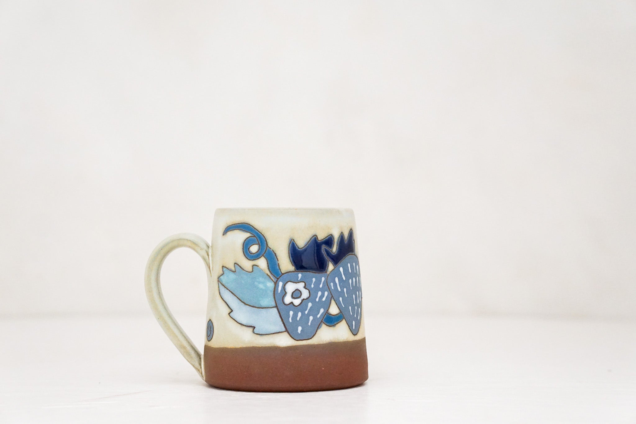 Blue Strawberry mug in Bone