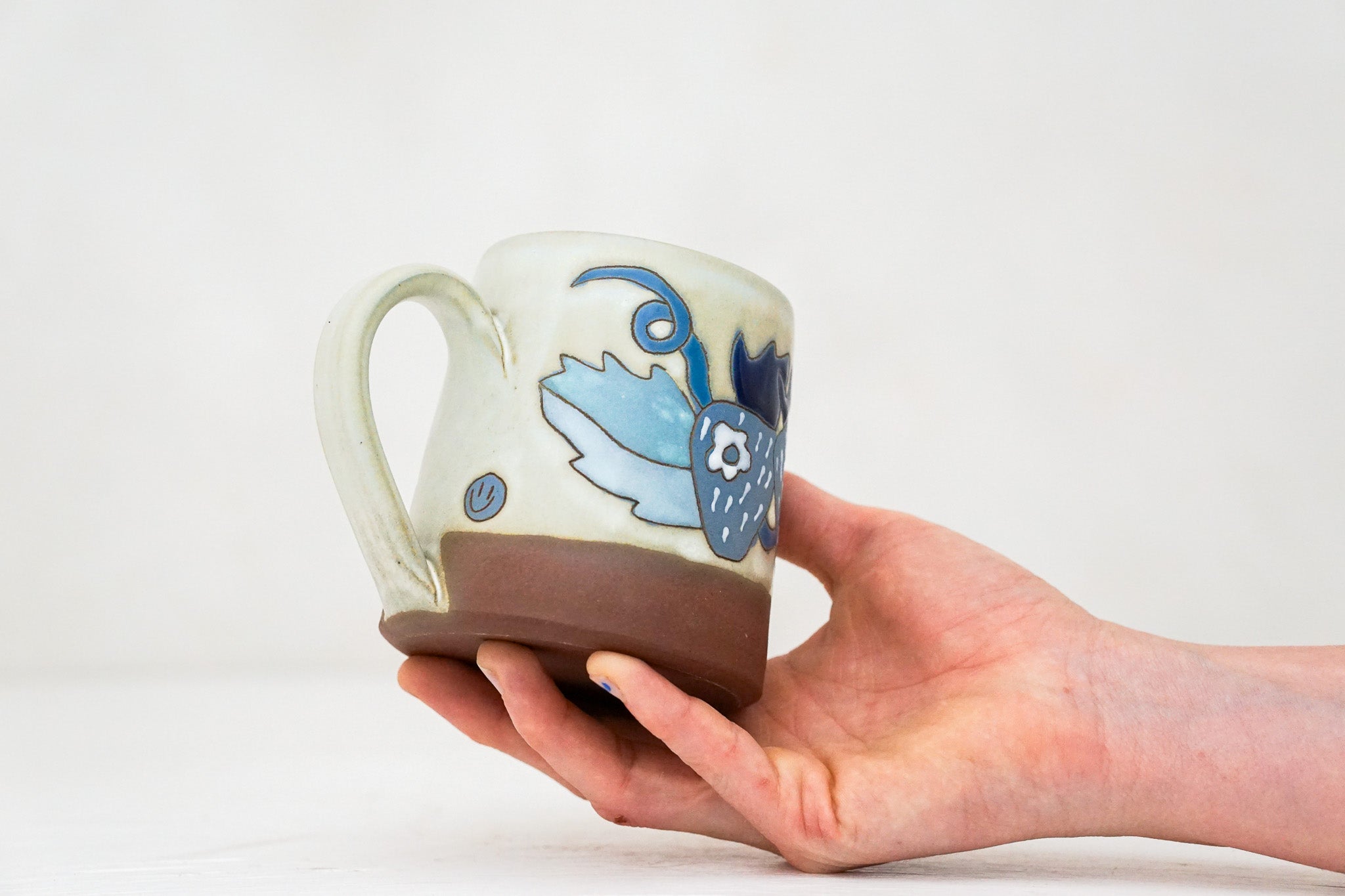 Blue Strawberry mug in Bone