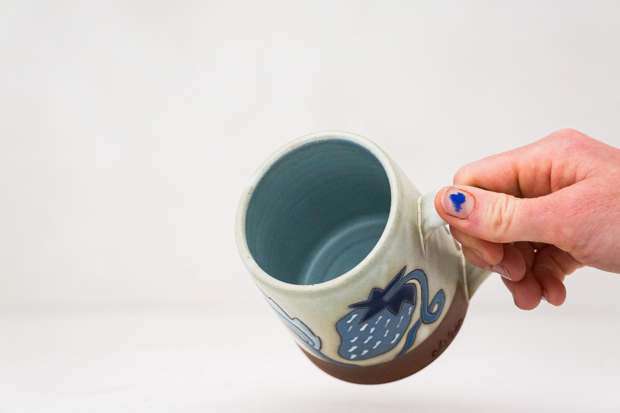 Blue Strawberry mug in Bone