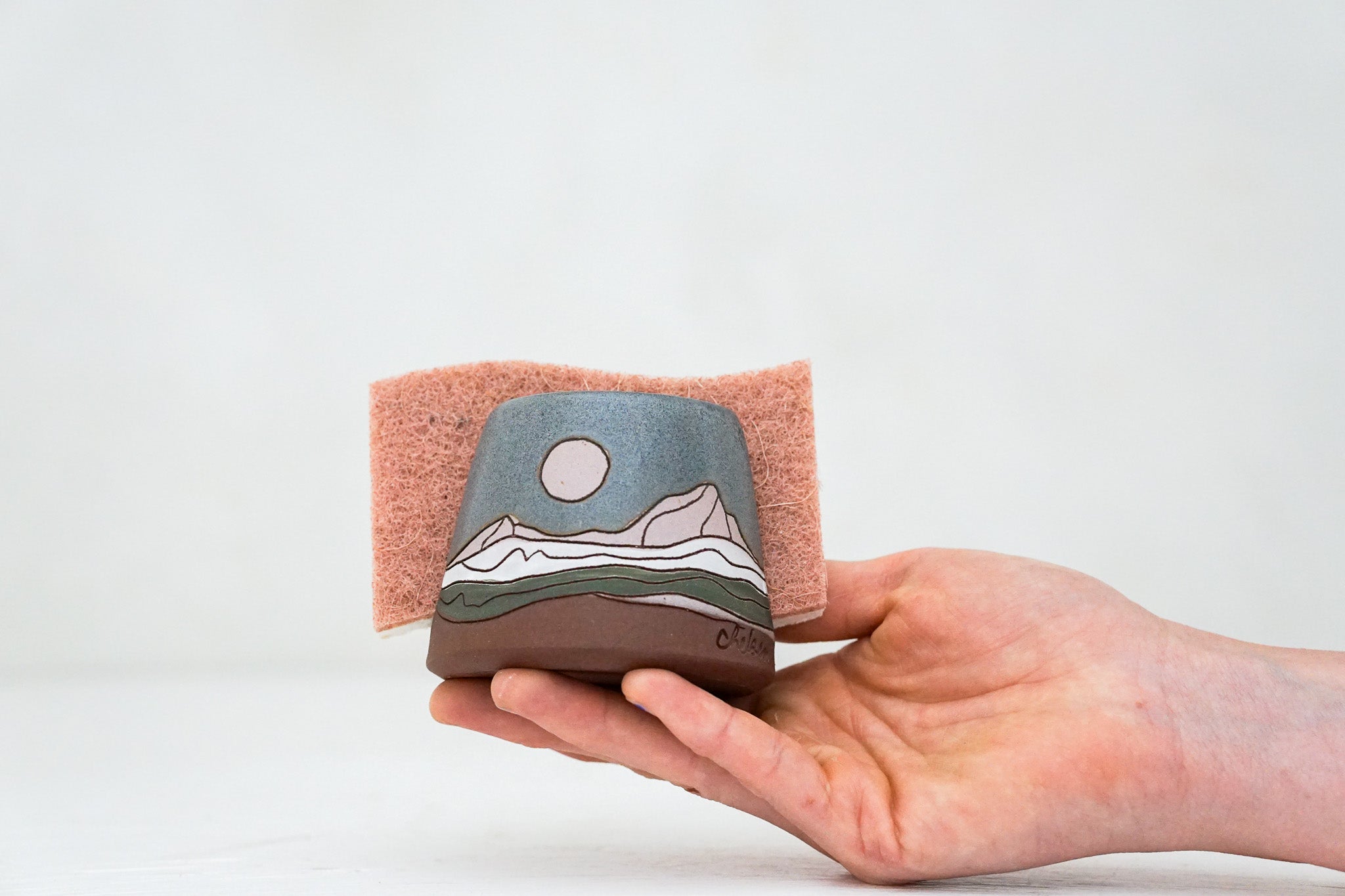Mountain sponge holder in Stone