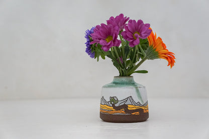 Long dirt road budvase