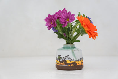 Long dirt road budvase